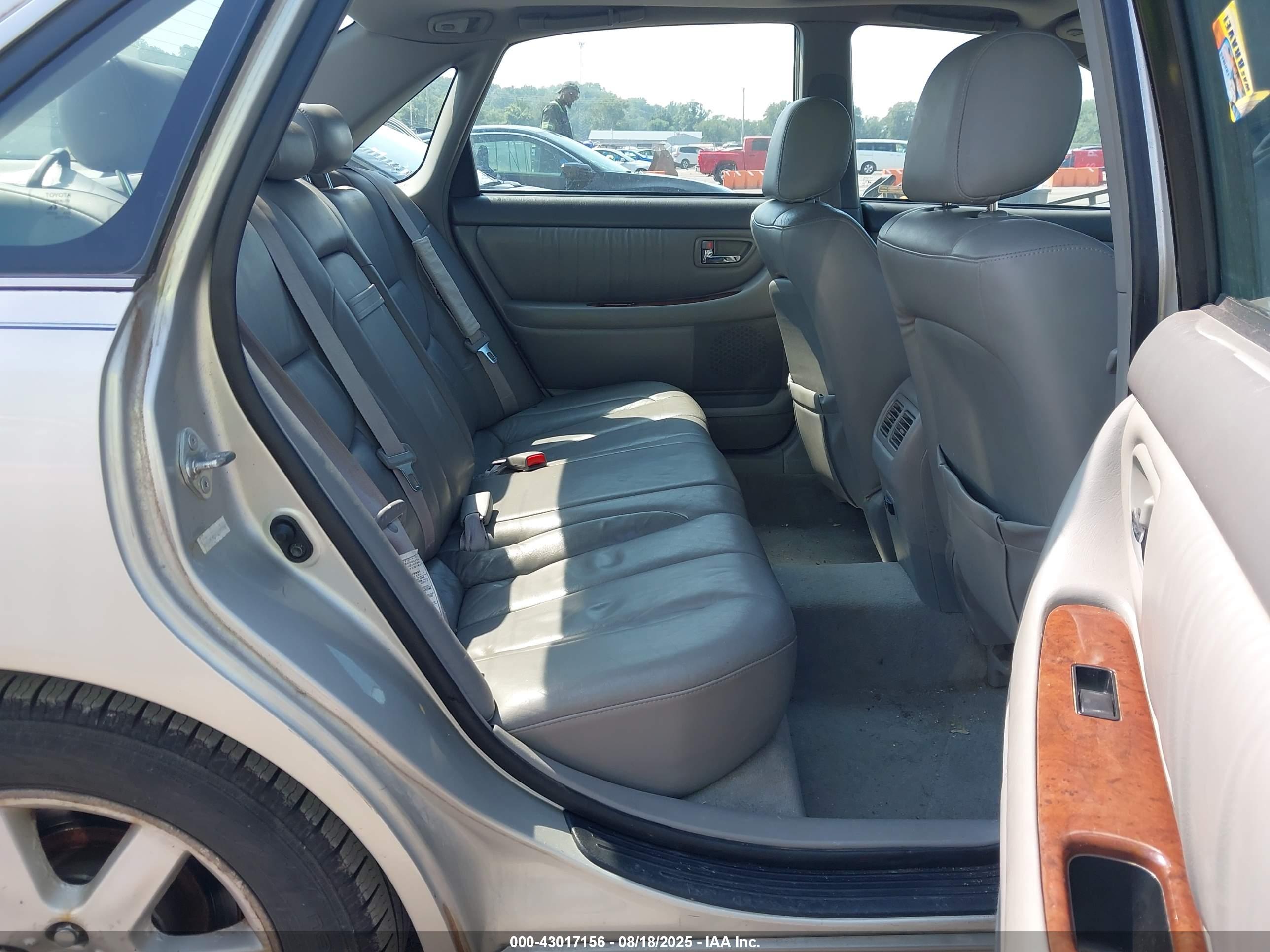 TOYOTA AVALON image 8
