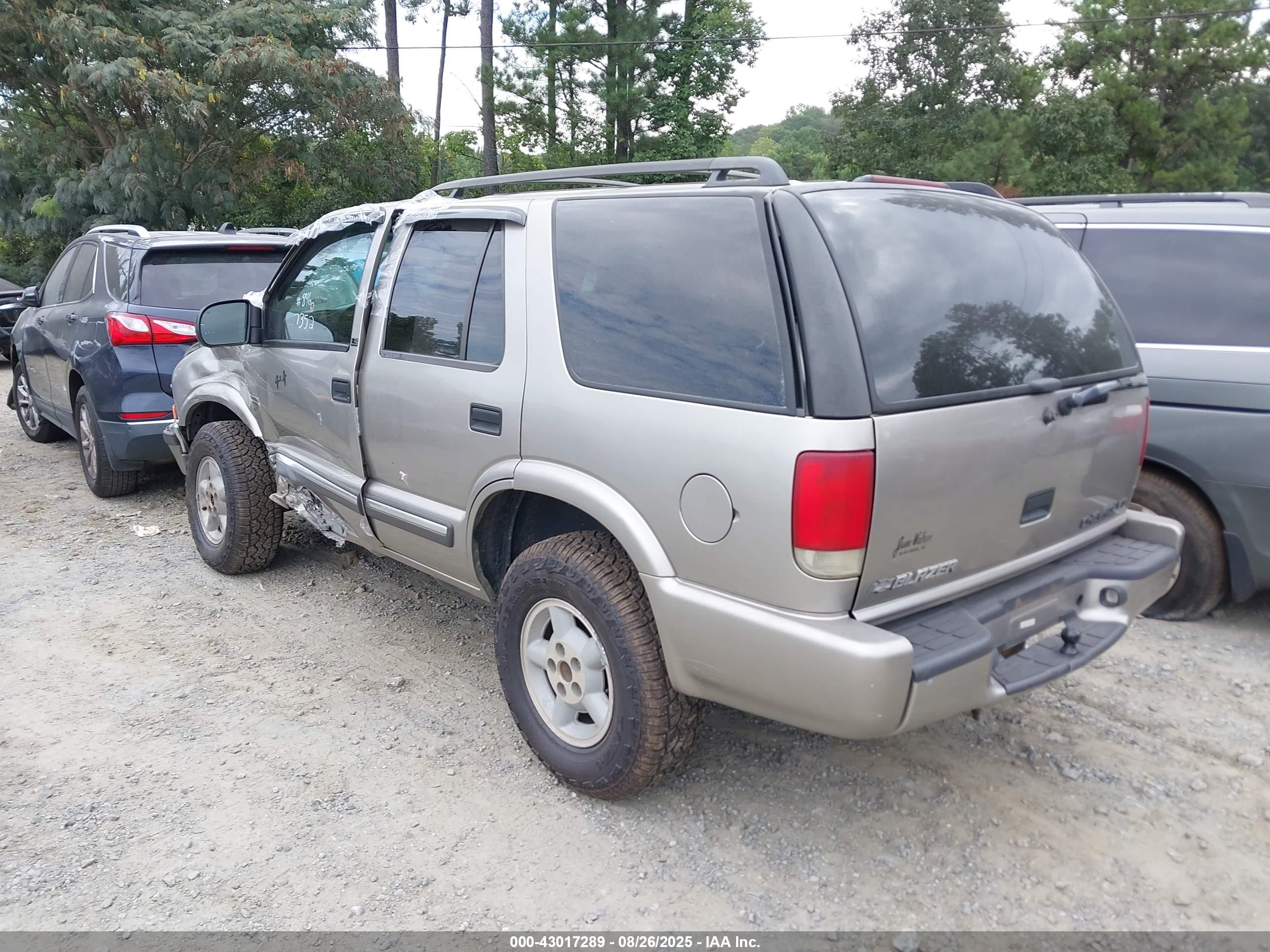 CHEVROLET BLAZER image 3