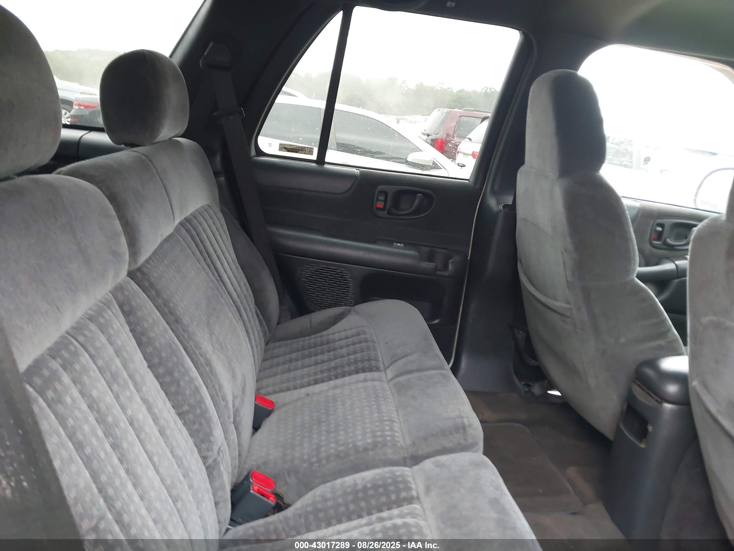 CHEVROLET BLAZER image 8