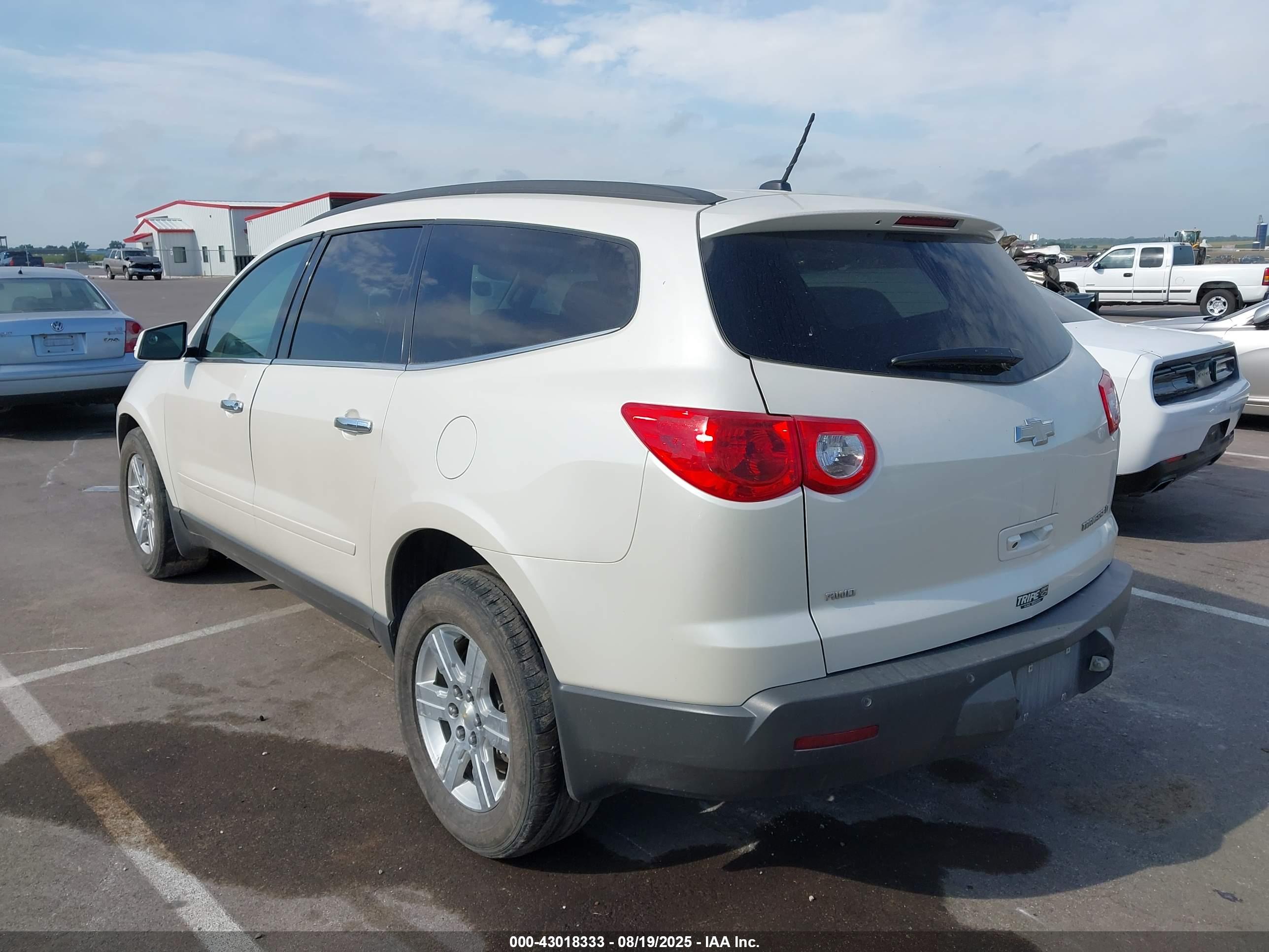 CHEVROLET TRAVERSE image 3