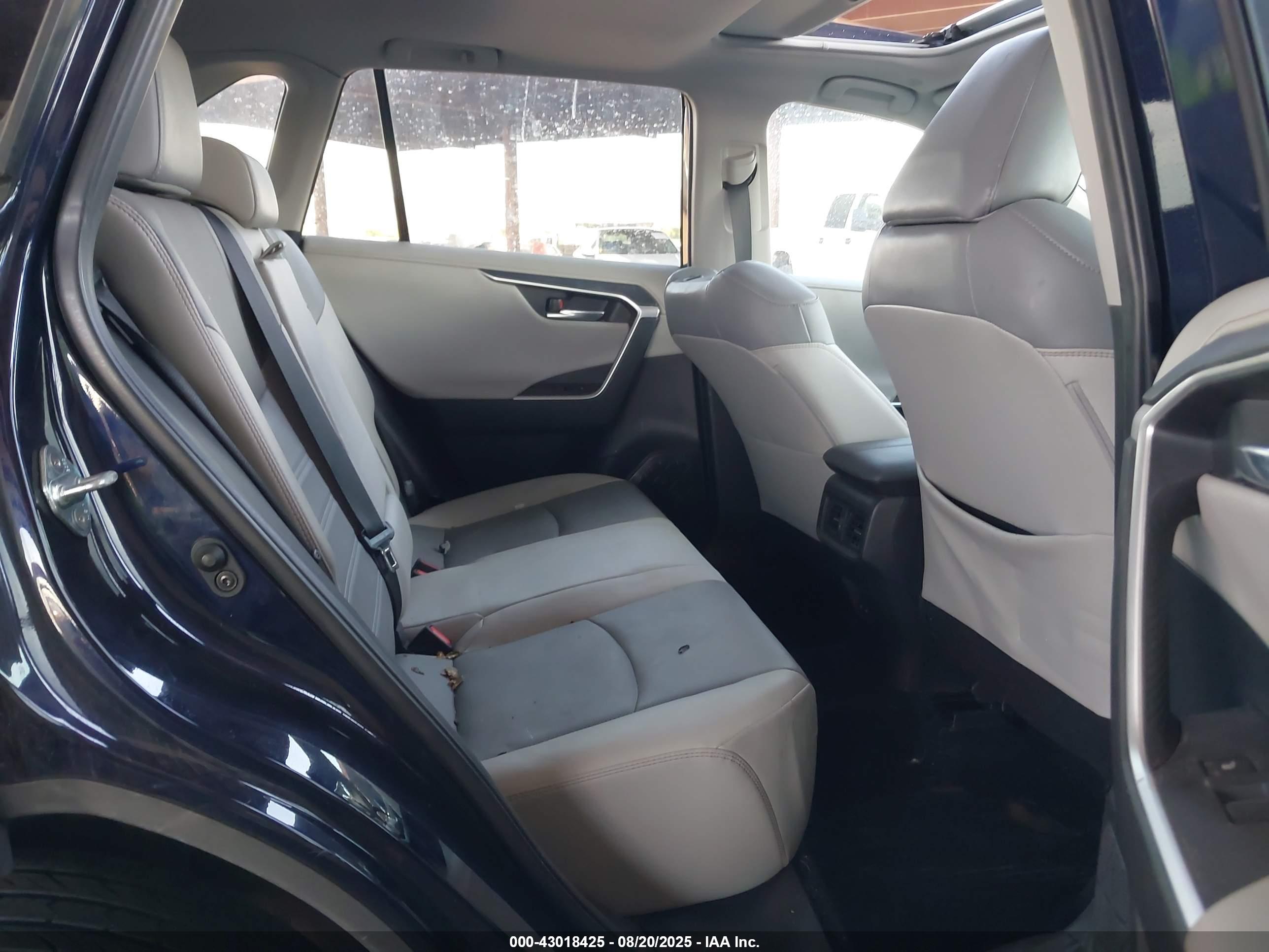 TOYOTA RAV4 image 8