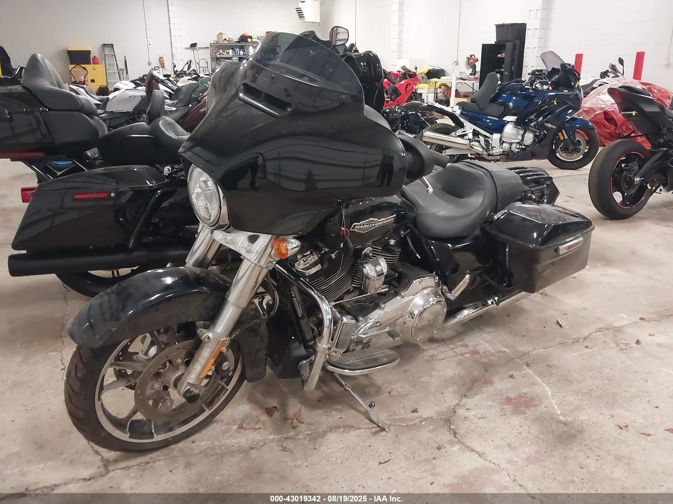 HARLEY-DAVIDSON FLHX image 2