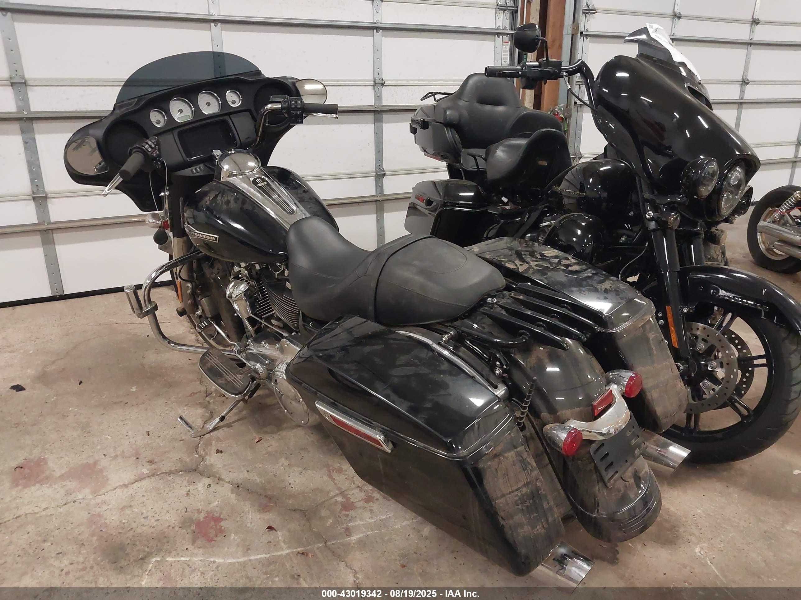 HARLEY-DAVIDSON FLHX image 3
