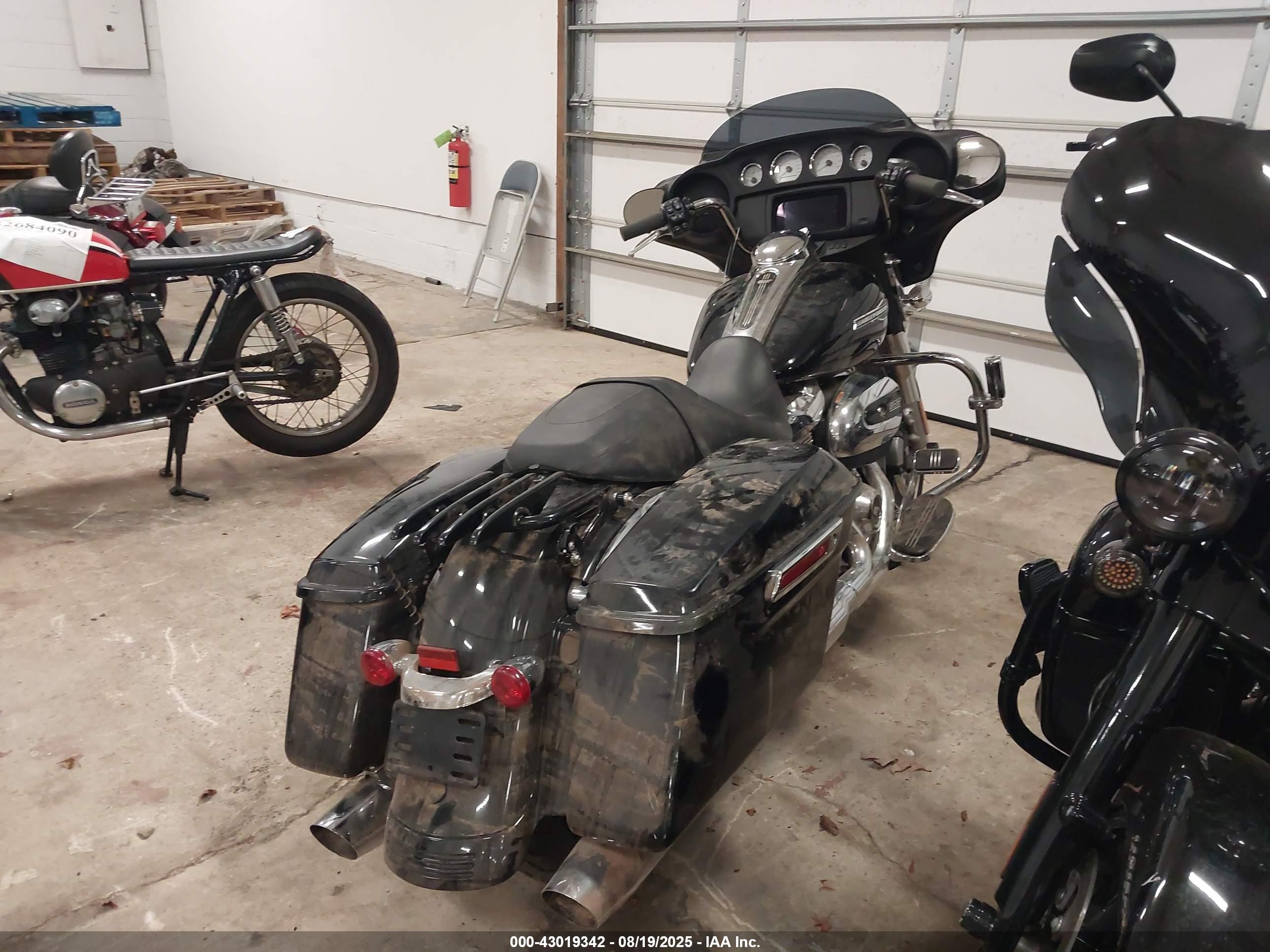 HARLEY-DAVIDSON FLHX image 4