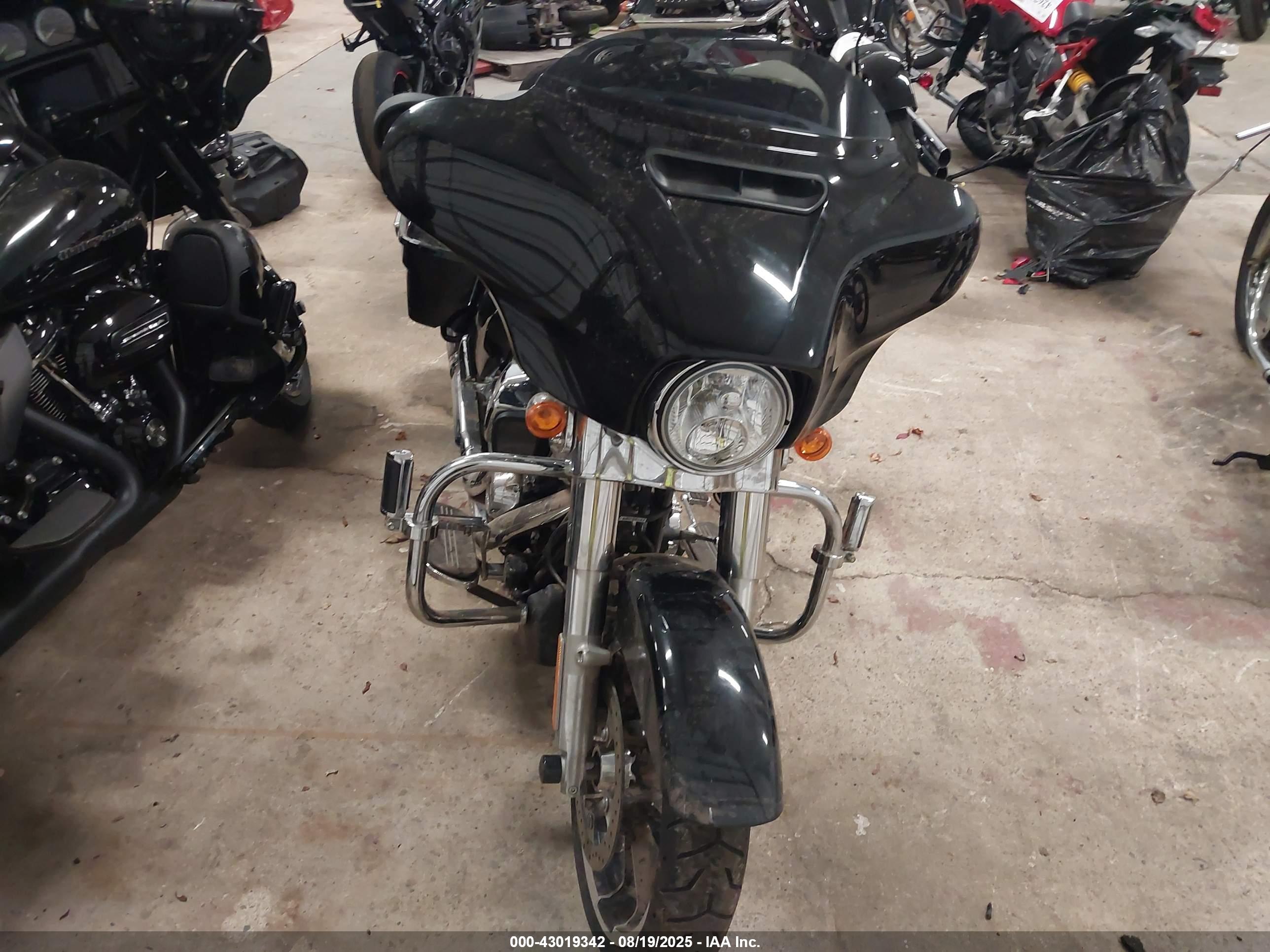 HARLEY-DAVIDSON FLHX image 5