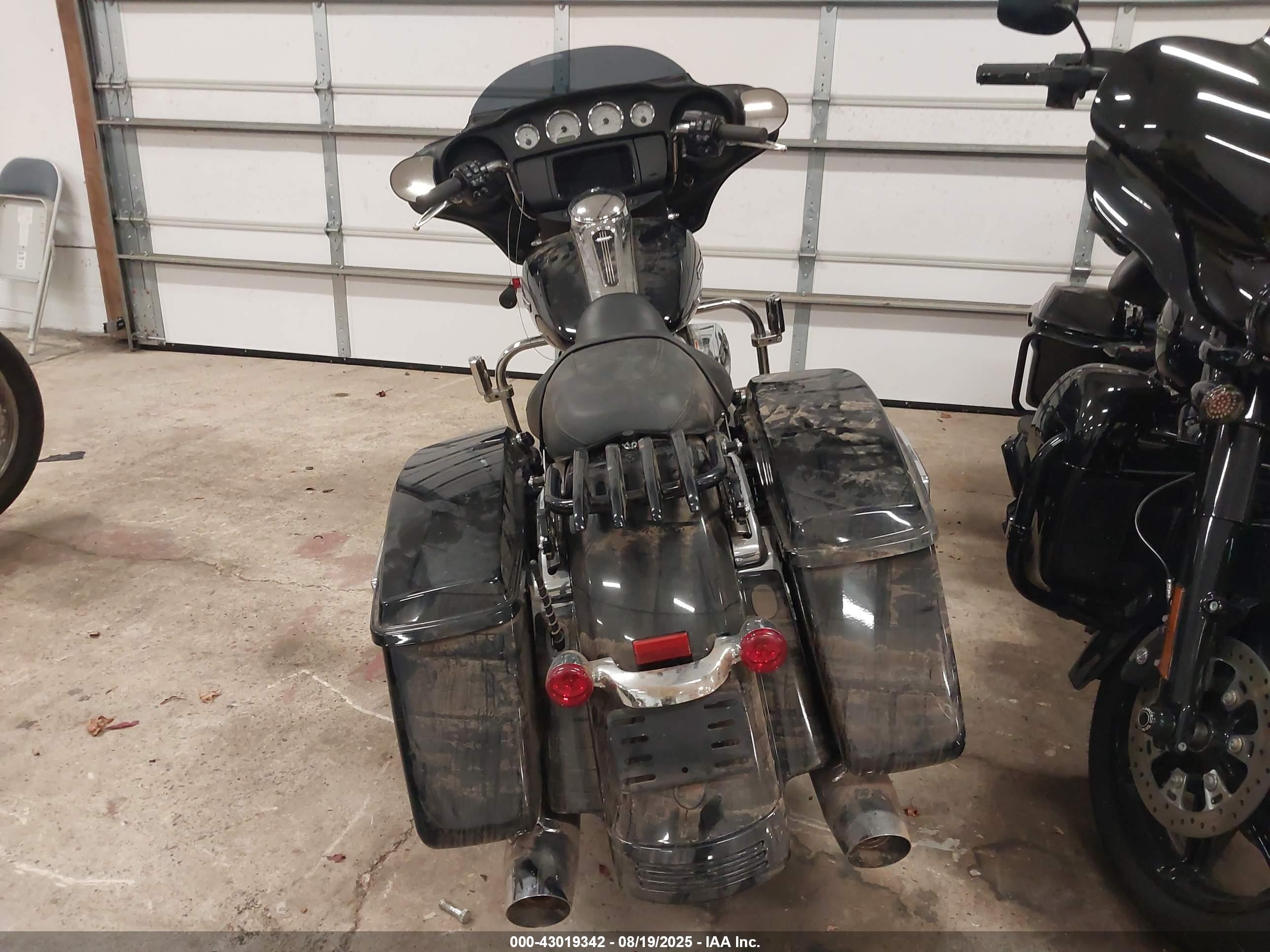 HARLEY-DAVIDSON FLHX image 6