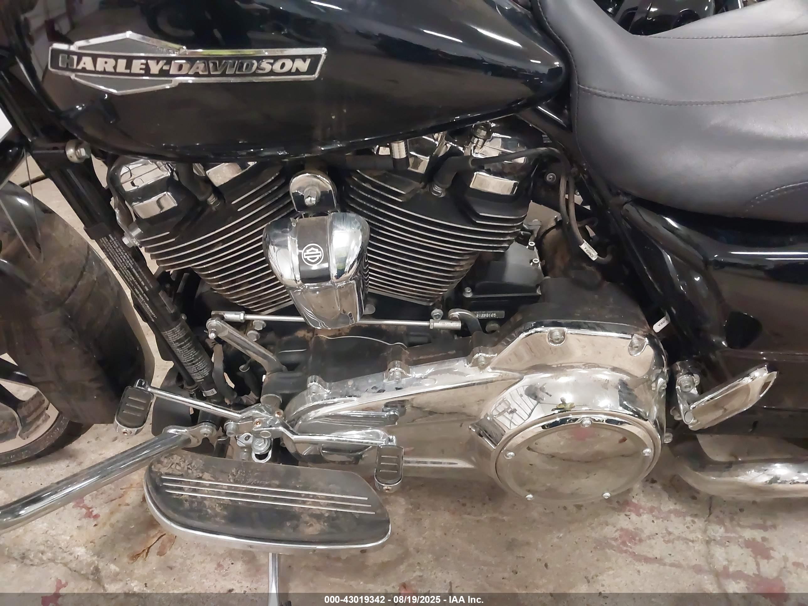 HARLEY-DAVIDSON FLHX image 9
