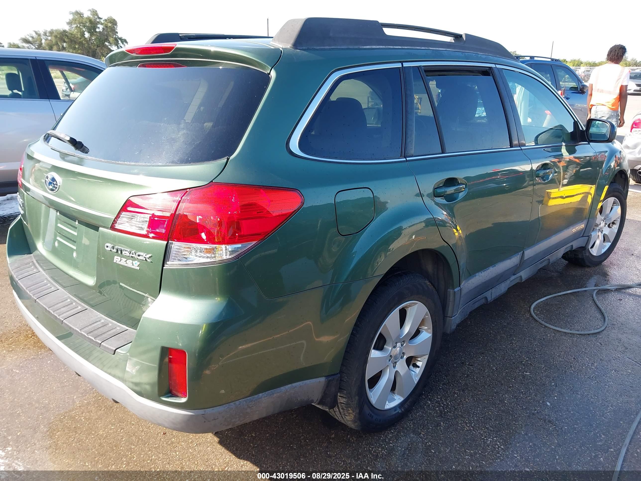 SUBARU OUTBACK image 4