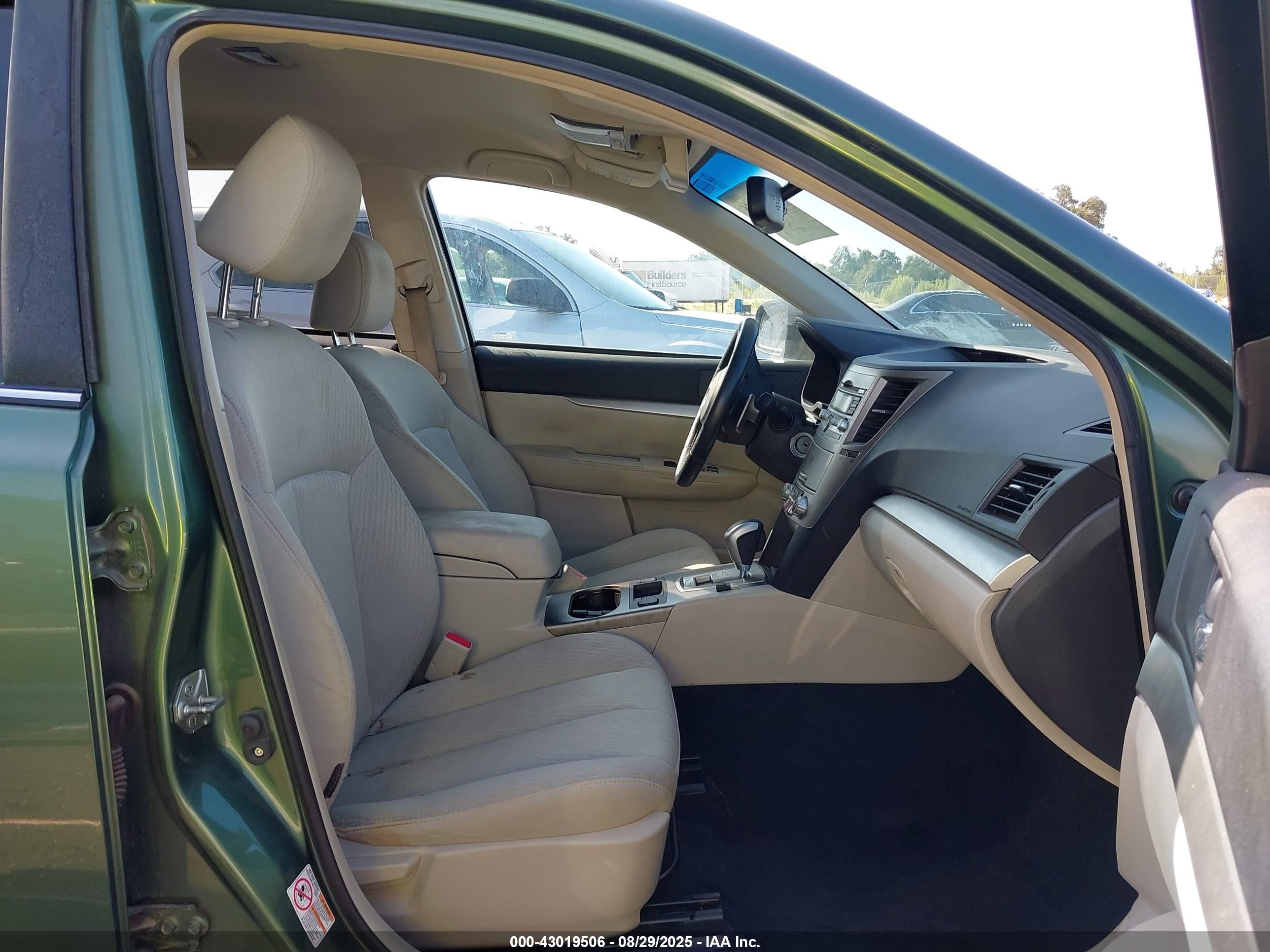 SUBARU OUTBACK image 5