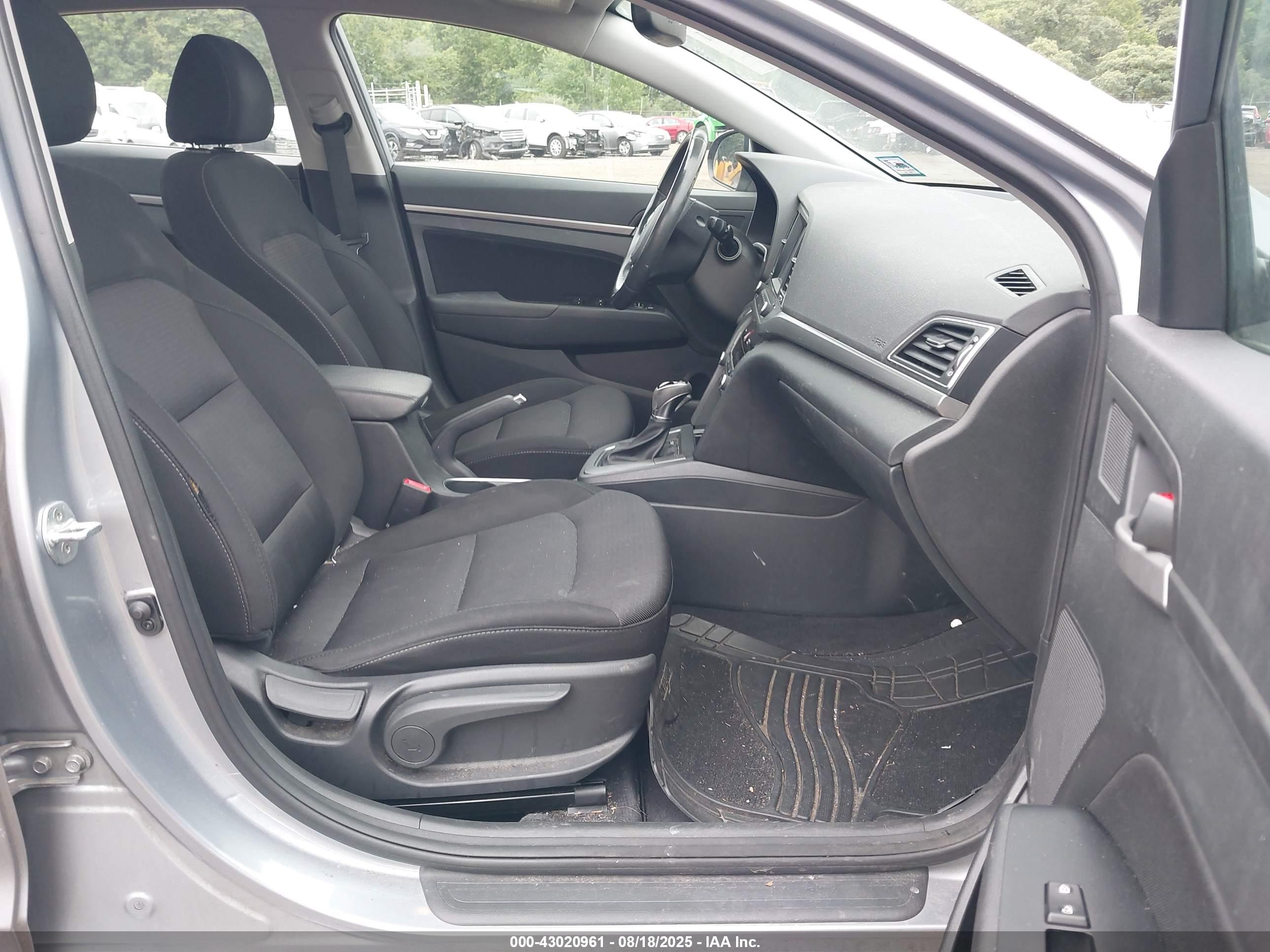 HYUNDAI ELANTRA image 5