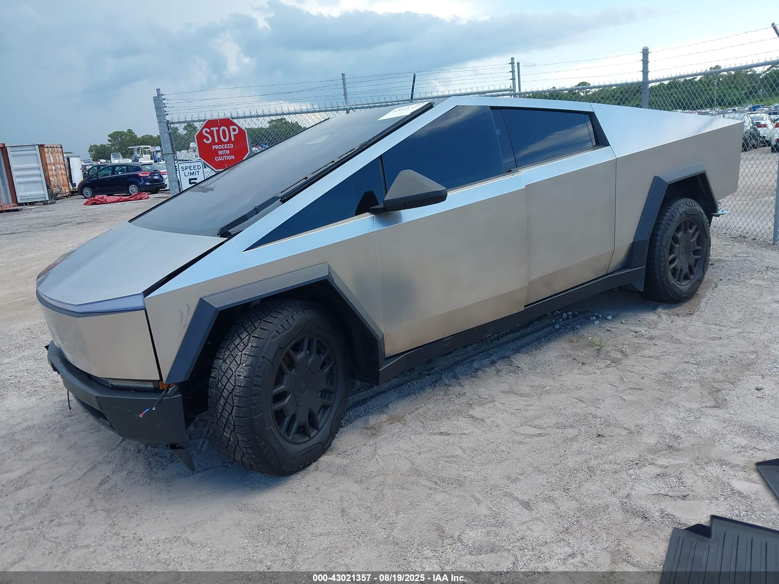 TESLA CYBERTRUCK image 2