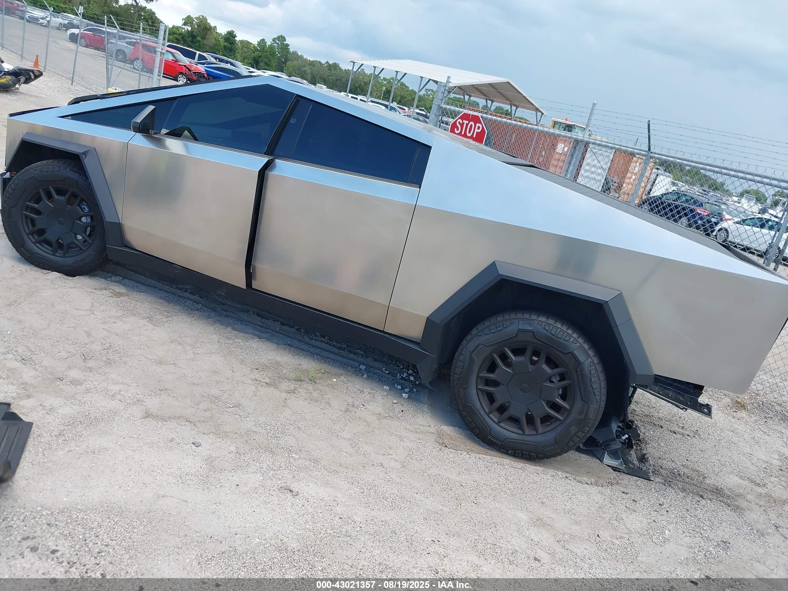 TESLA CYBERTRUCK image 3