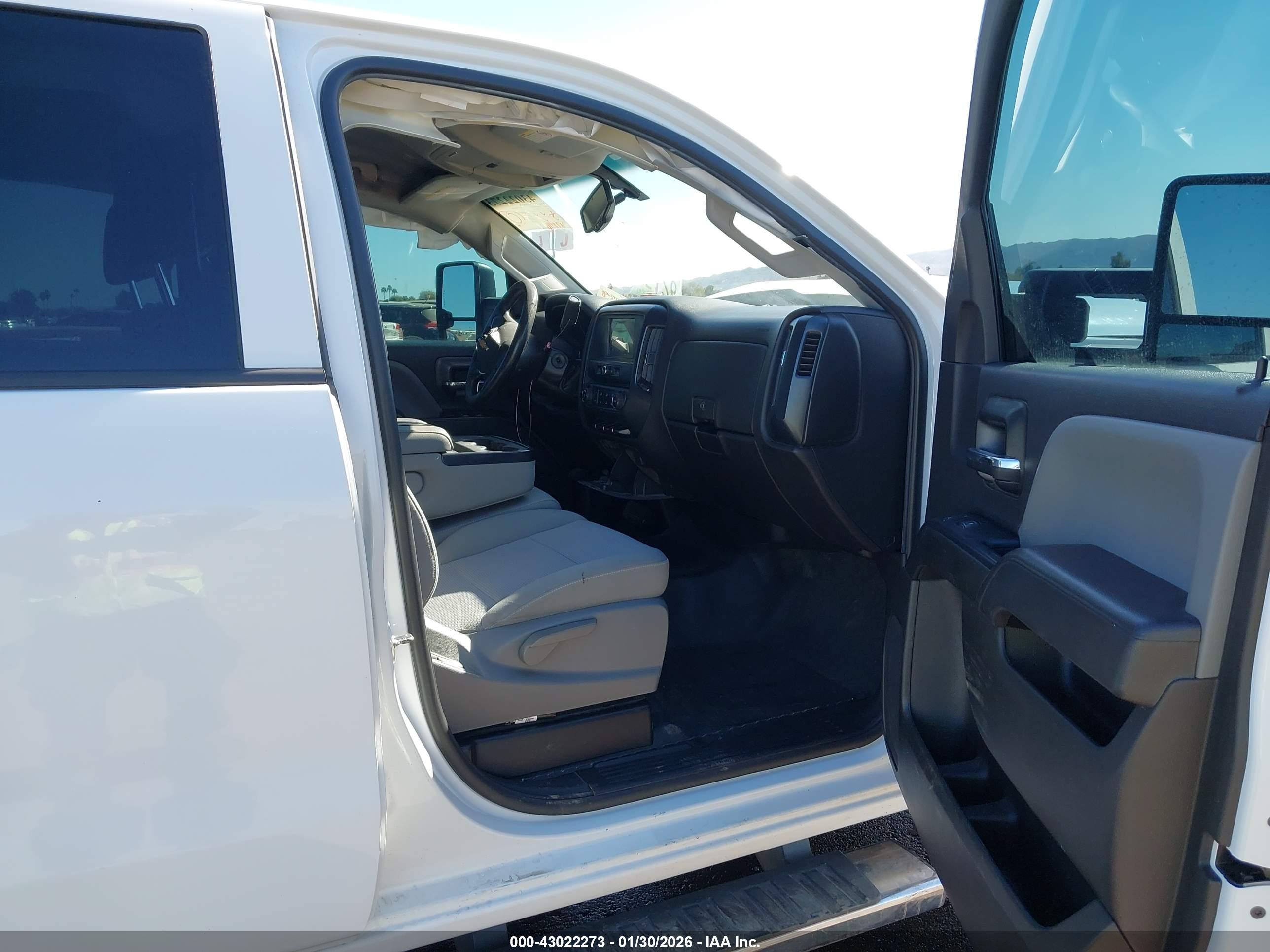 CHEVROLET SILVERADO image 5