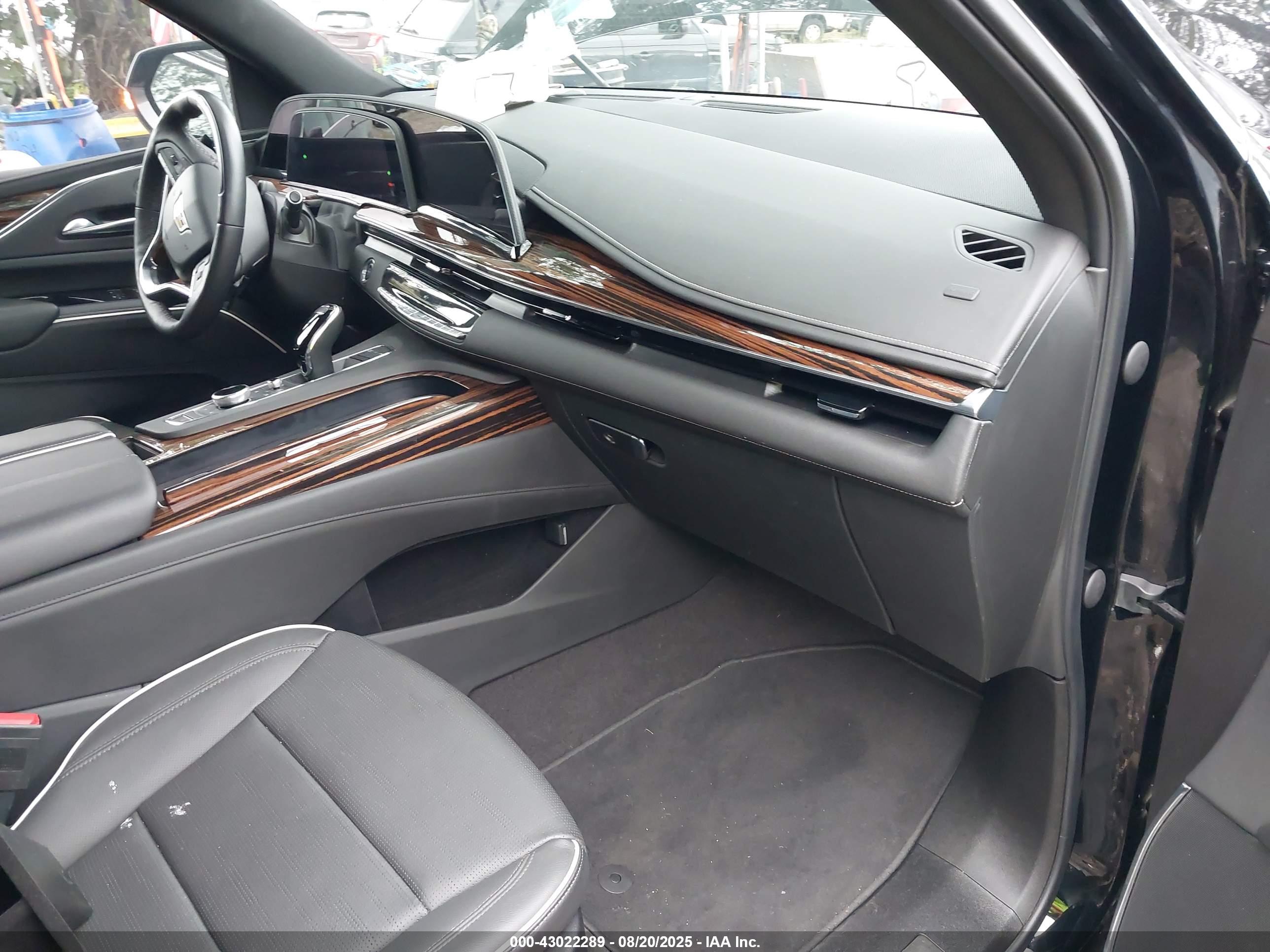 CADILLAC ESCALADE image 5