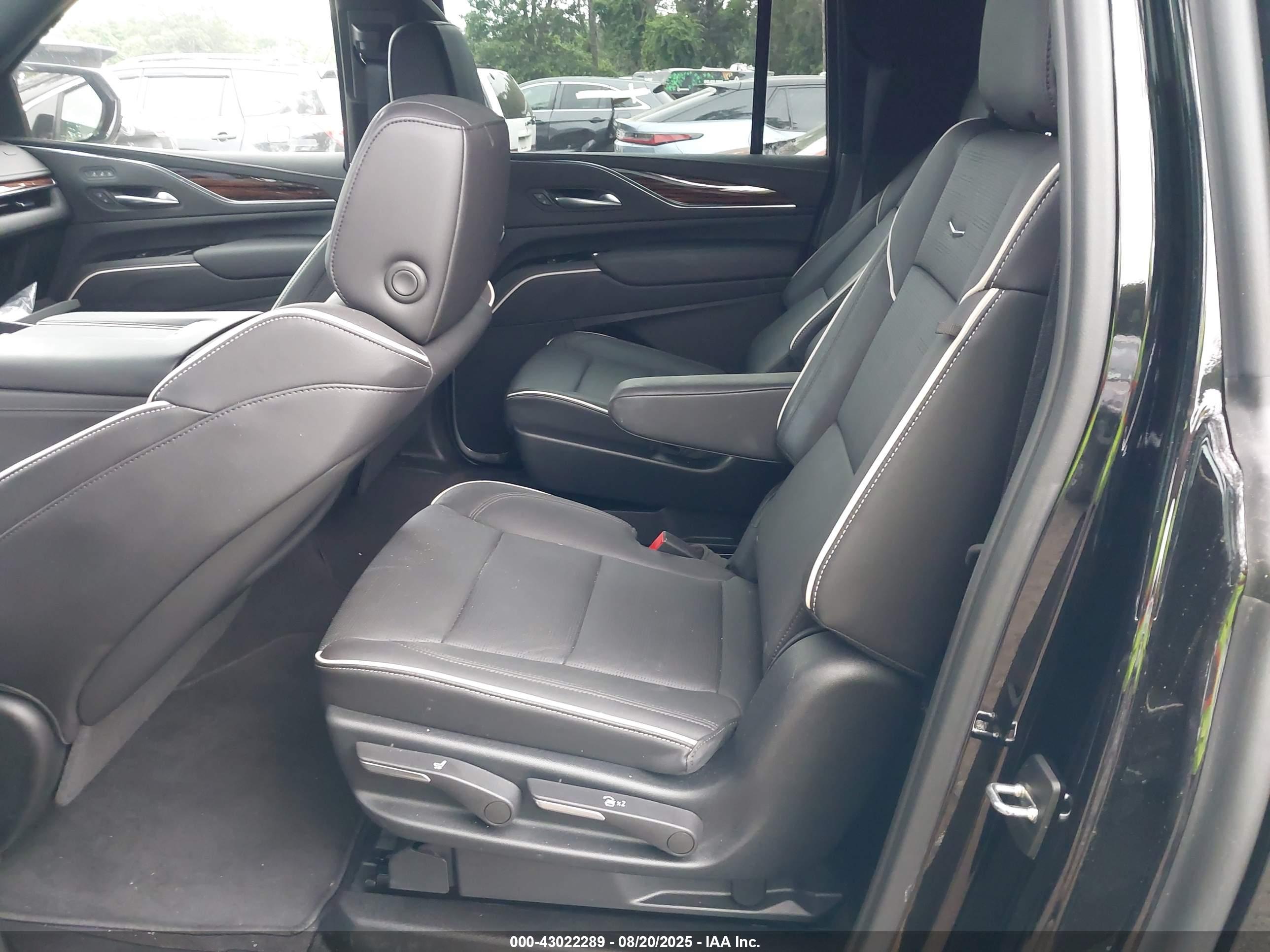 CADILLAC ESCALADE image 8