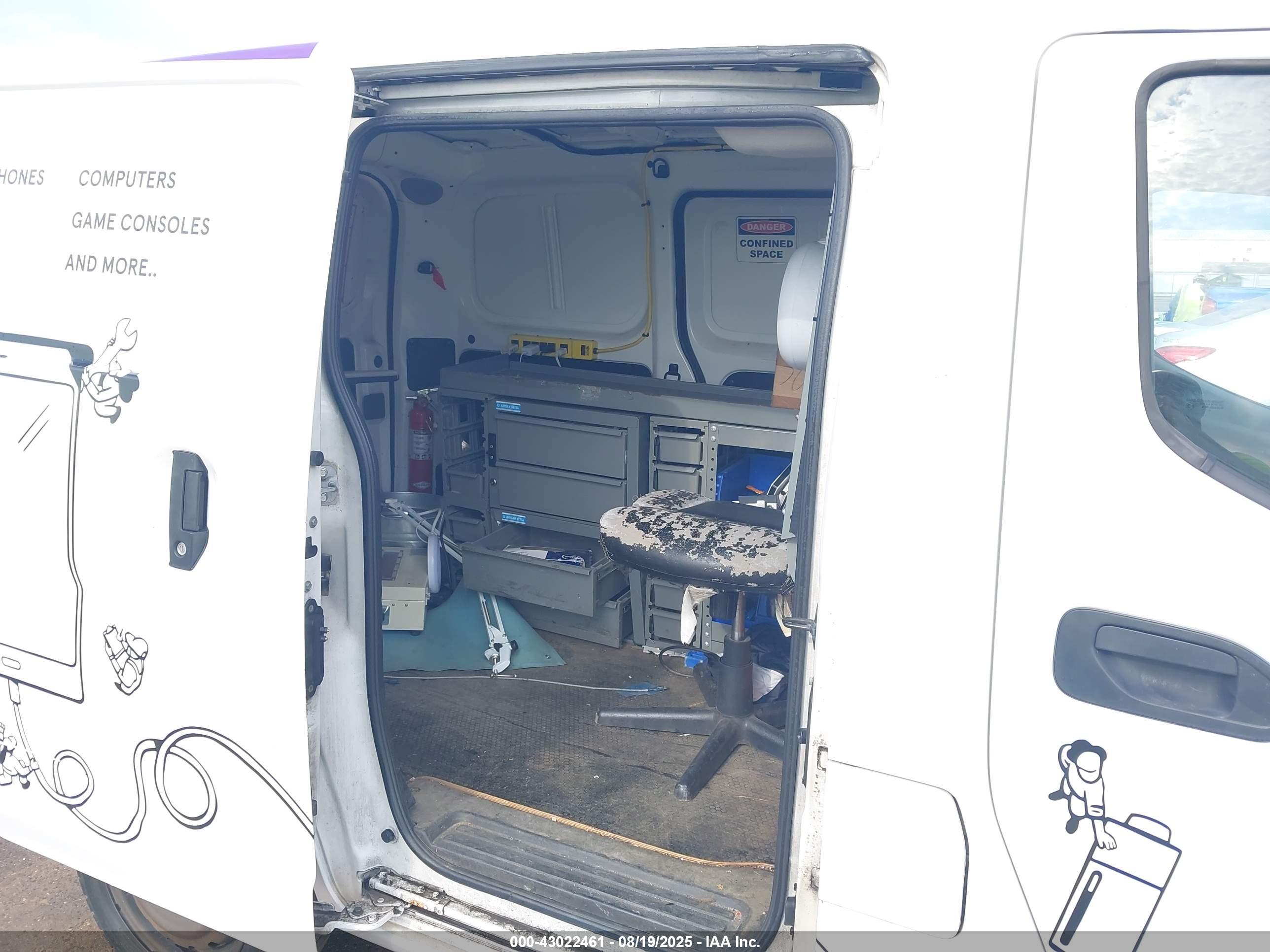 NISSAN NV200 image 8