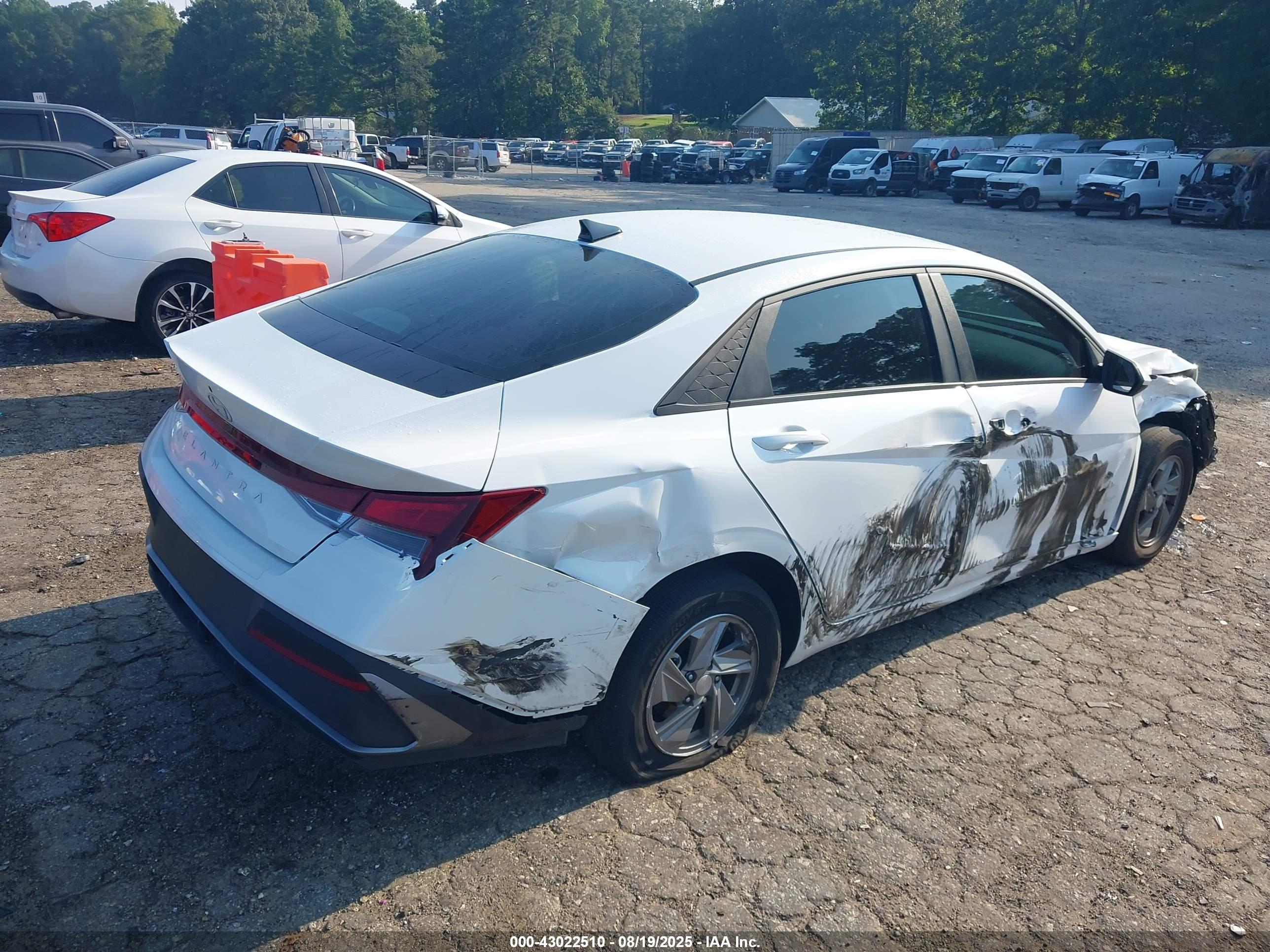 HYUNDAI ELANTRA image 4