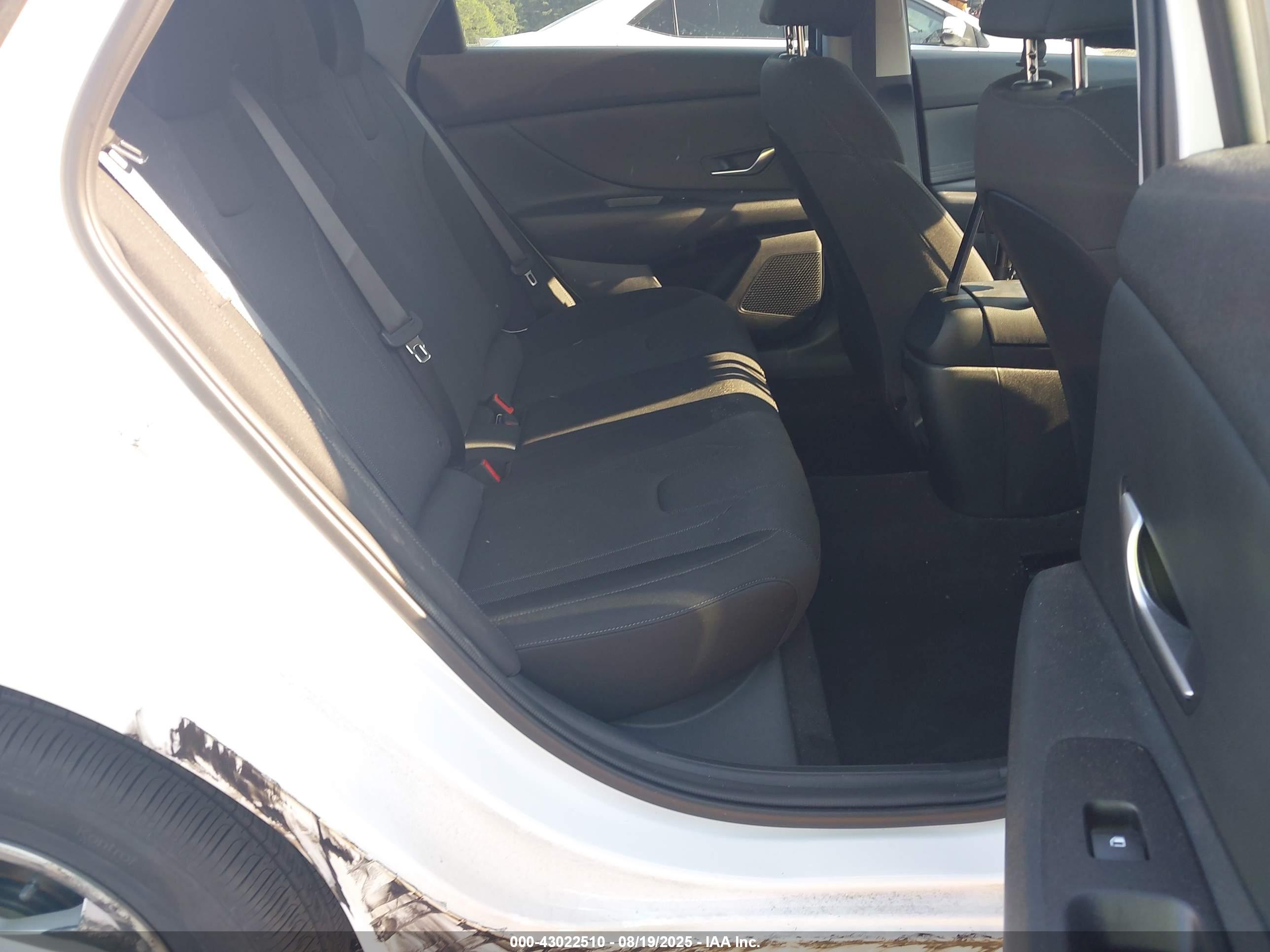 HYUNDAI ELANTRA image 8