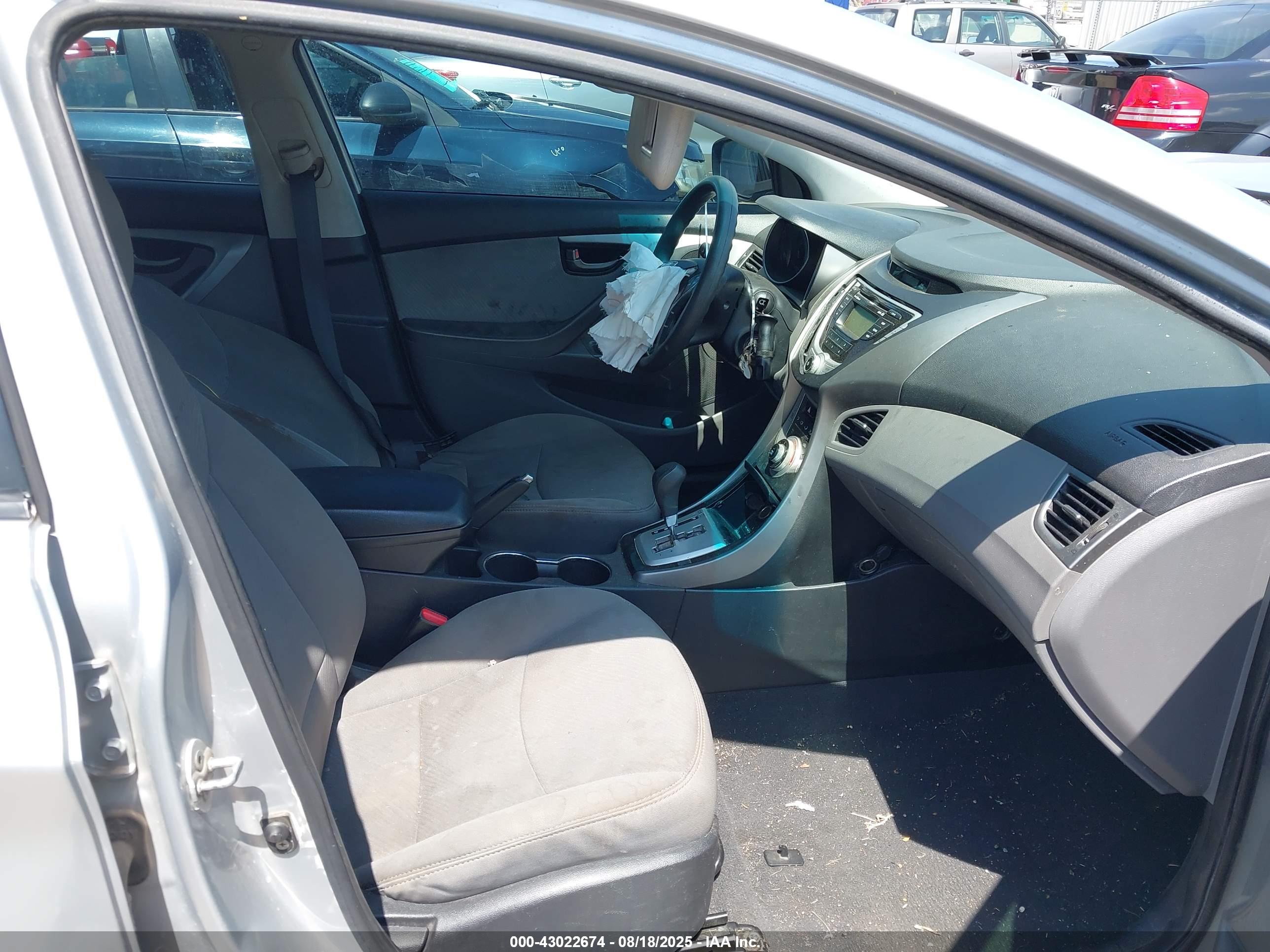 HYUNDAI ELANTRA image 5