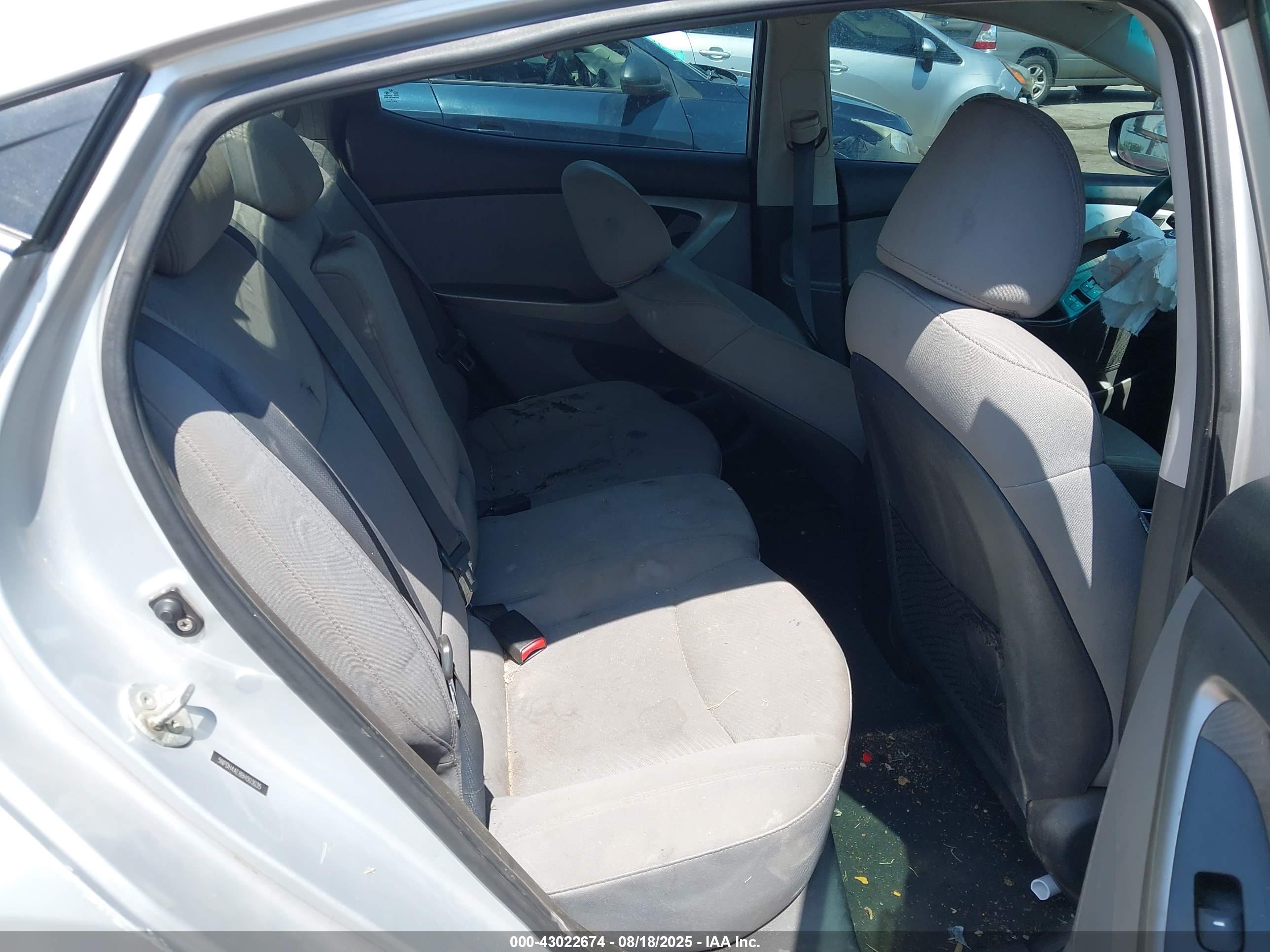 HYUNDAI ELANTRA image 8