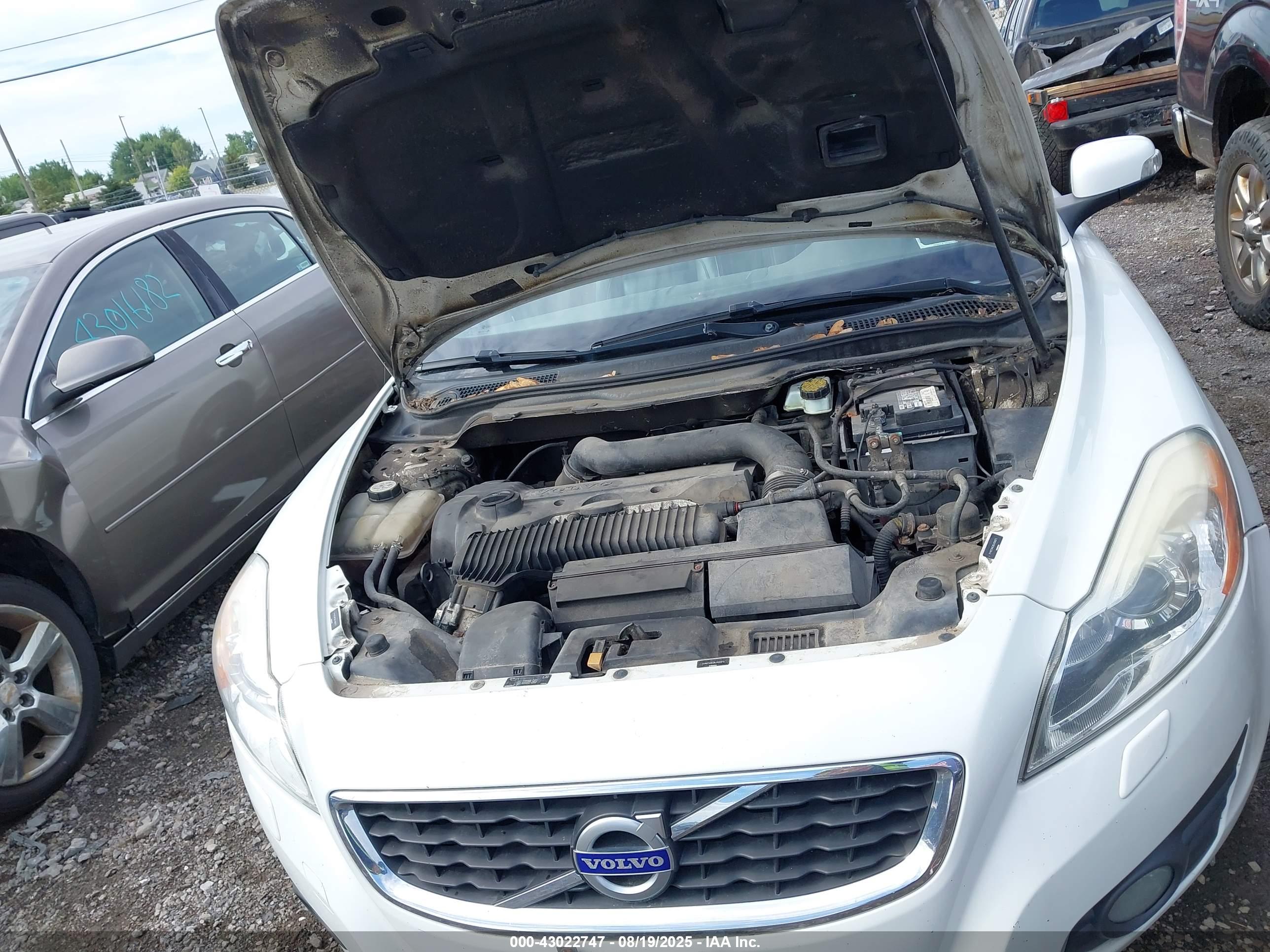 VOLVO C70 image 10