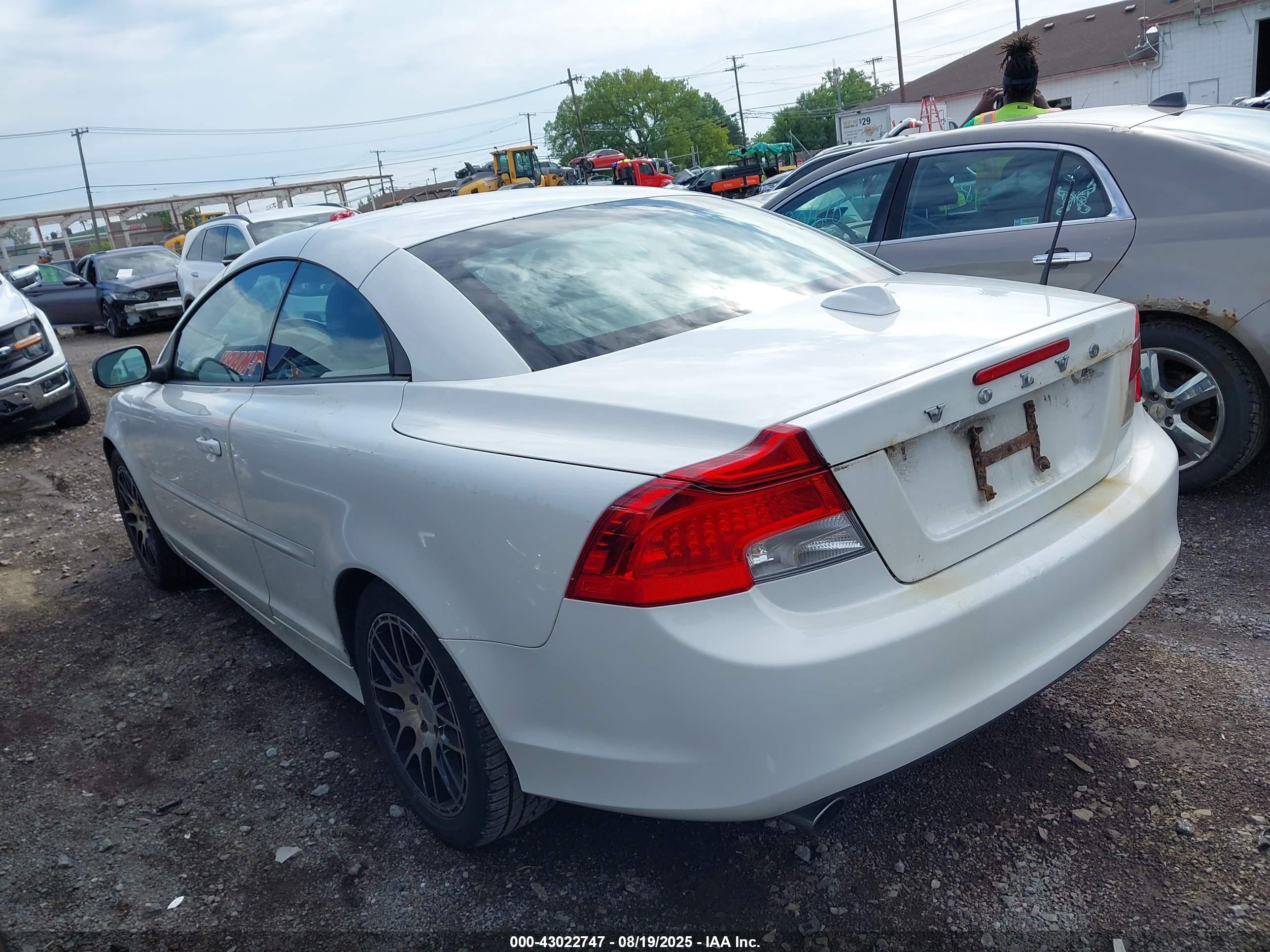 VOLVO C70 image 3