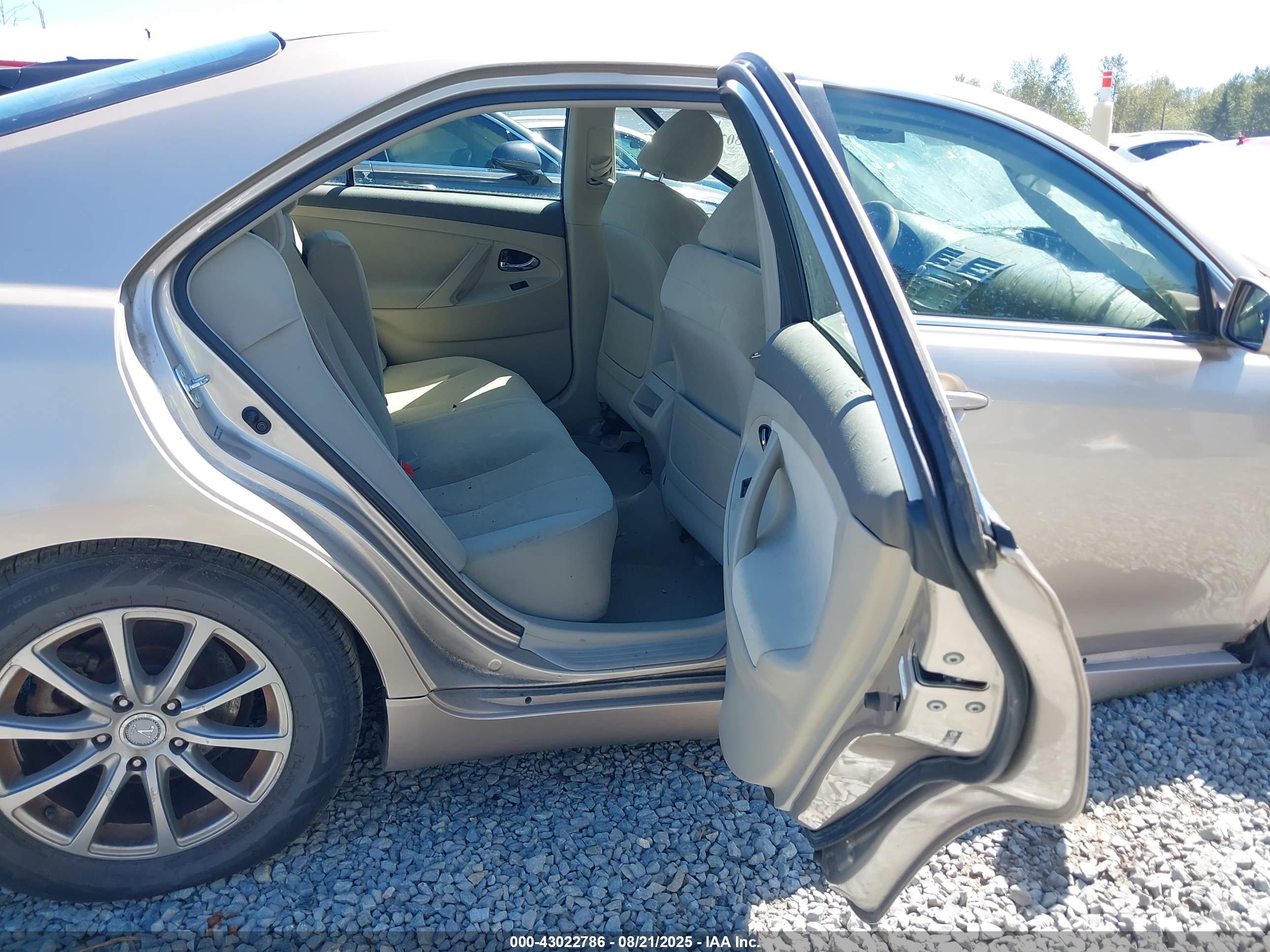 TOYOTA CAMRY image 8