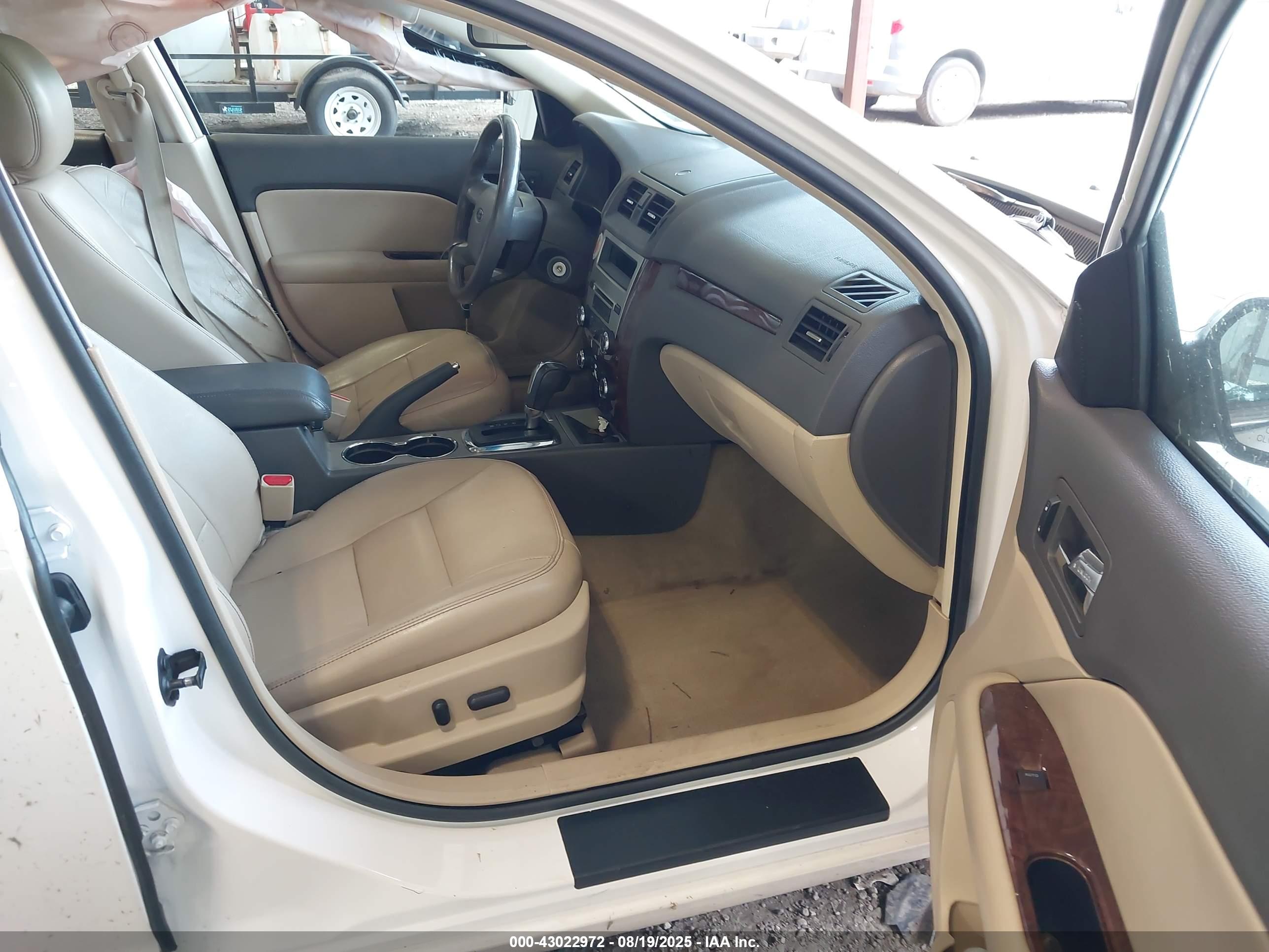 FORD FUSION image 5