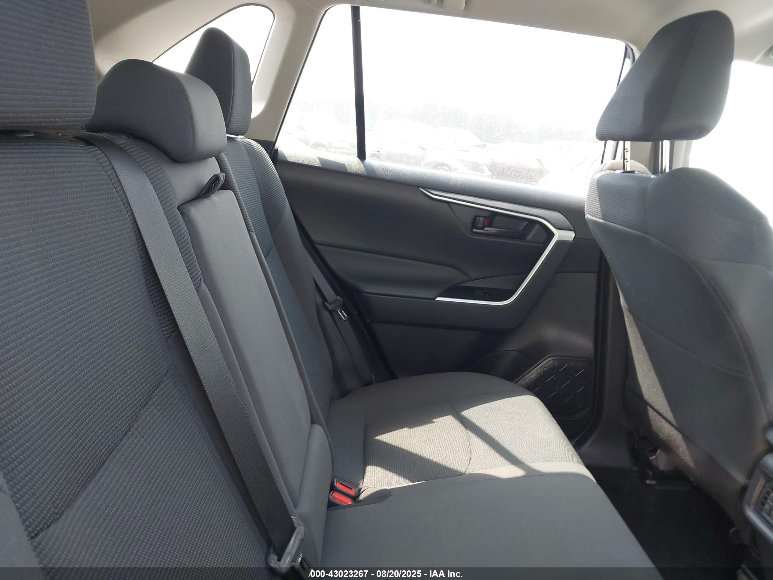 TOYOTA RAV4 image 8