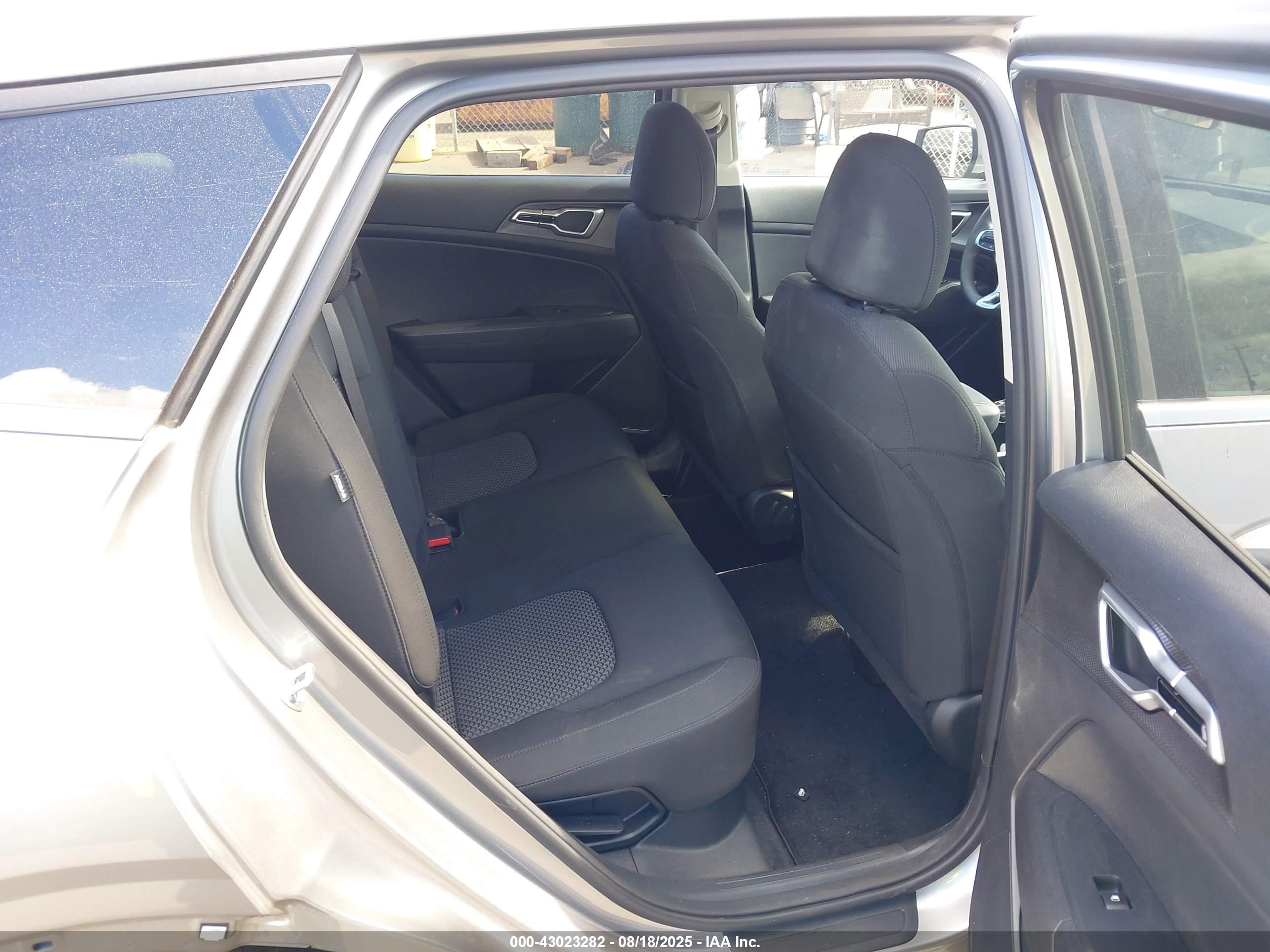 KIA SPORTAGE image 8