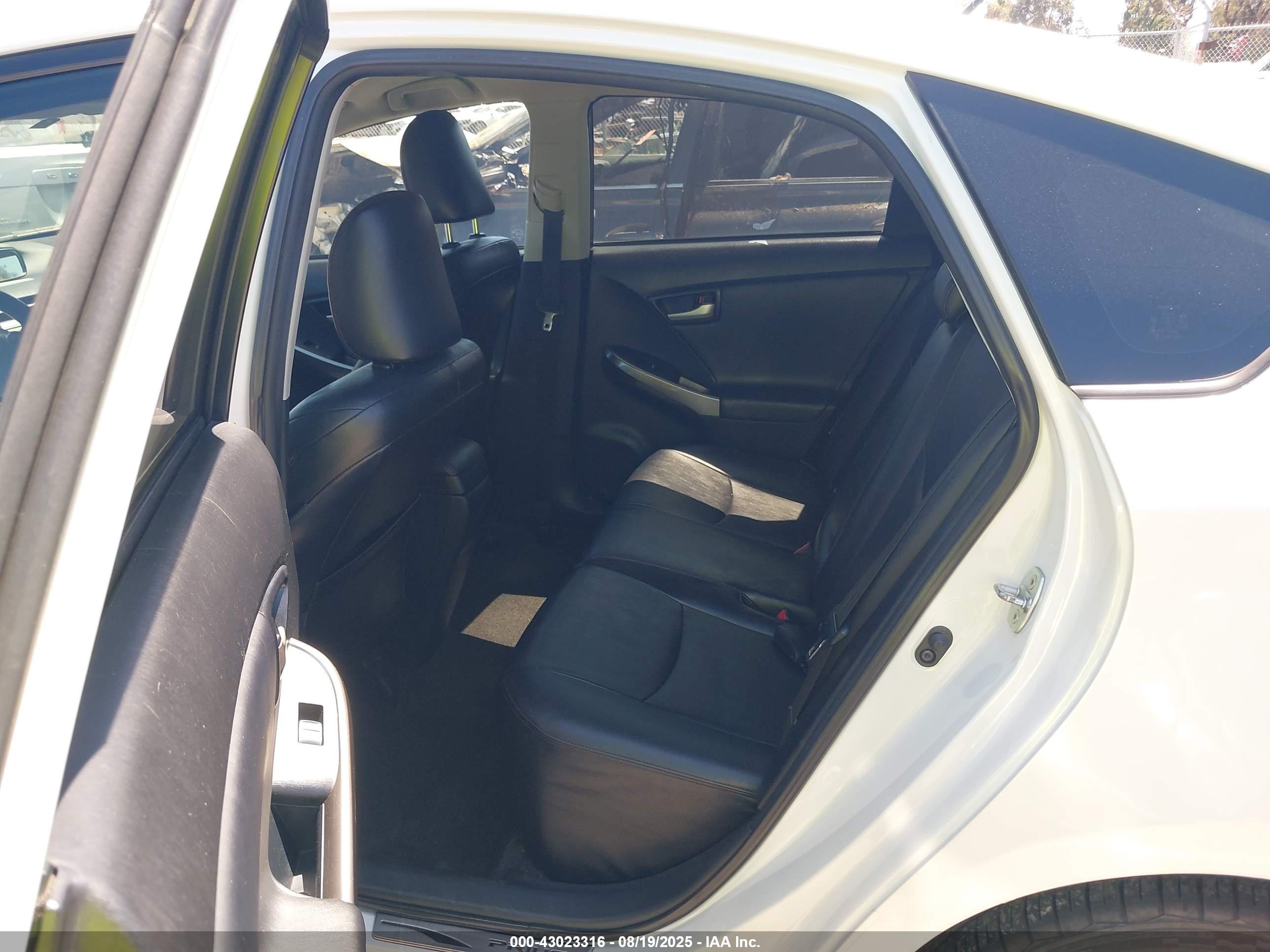 TOYOTA PRIUS image 8