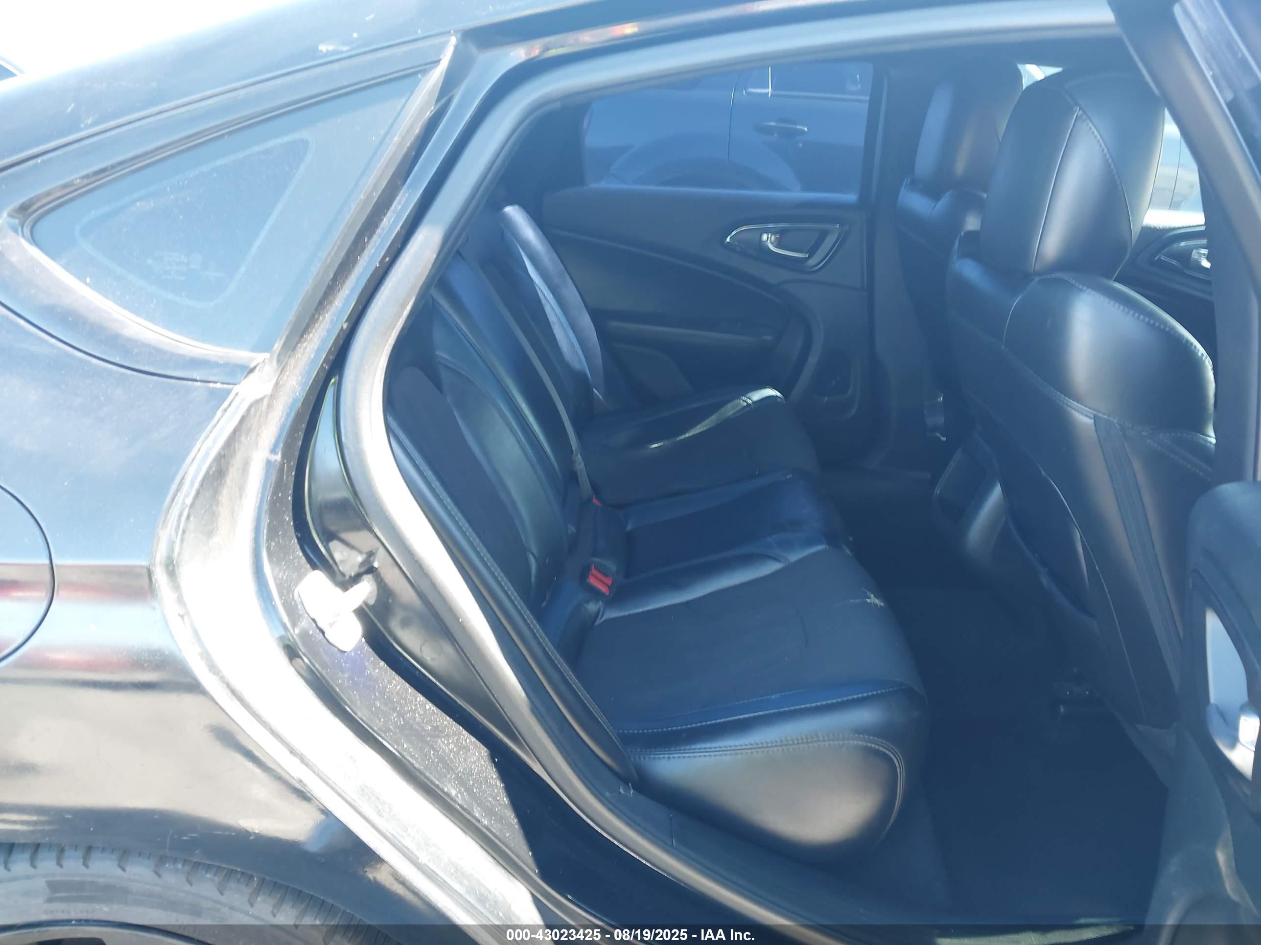 CHRYSLER 200 image 8