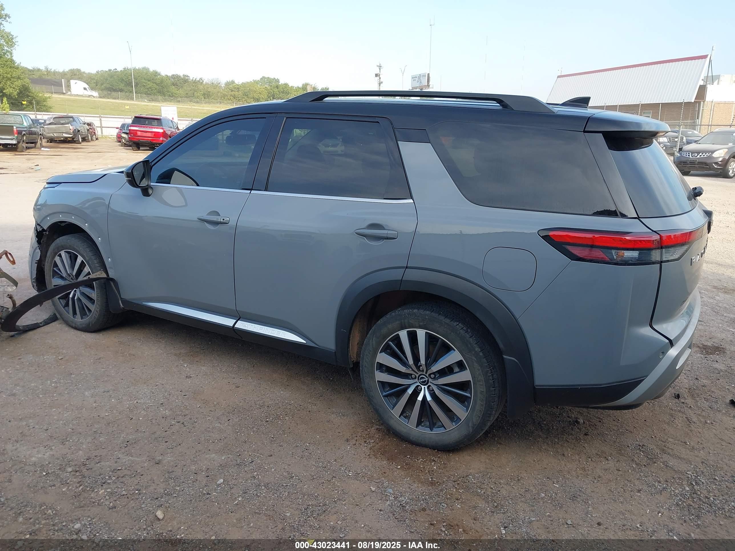 NISSAN PATHFINDER image 3