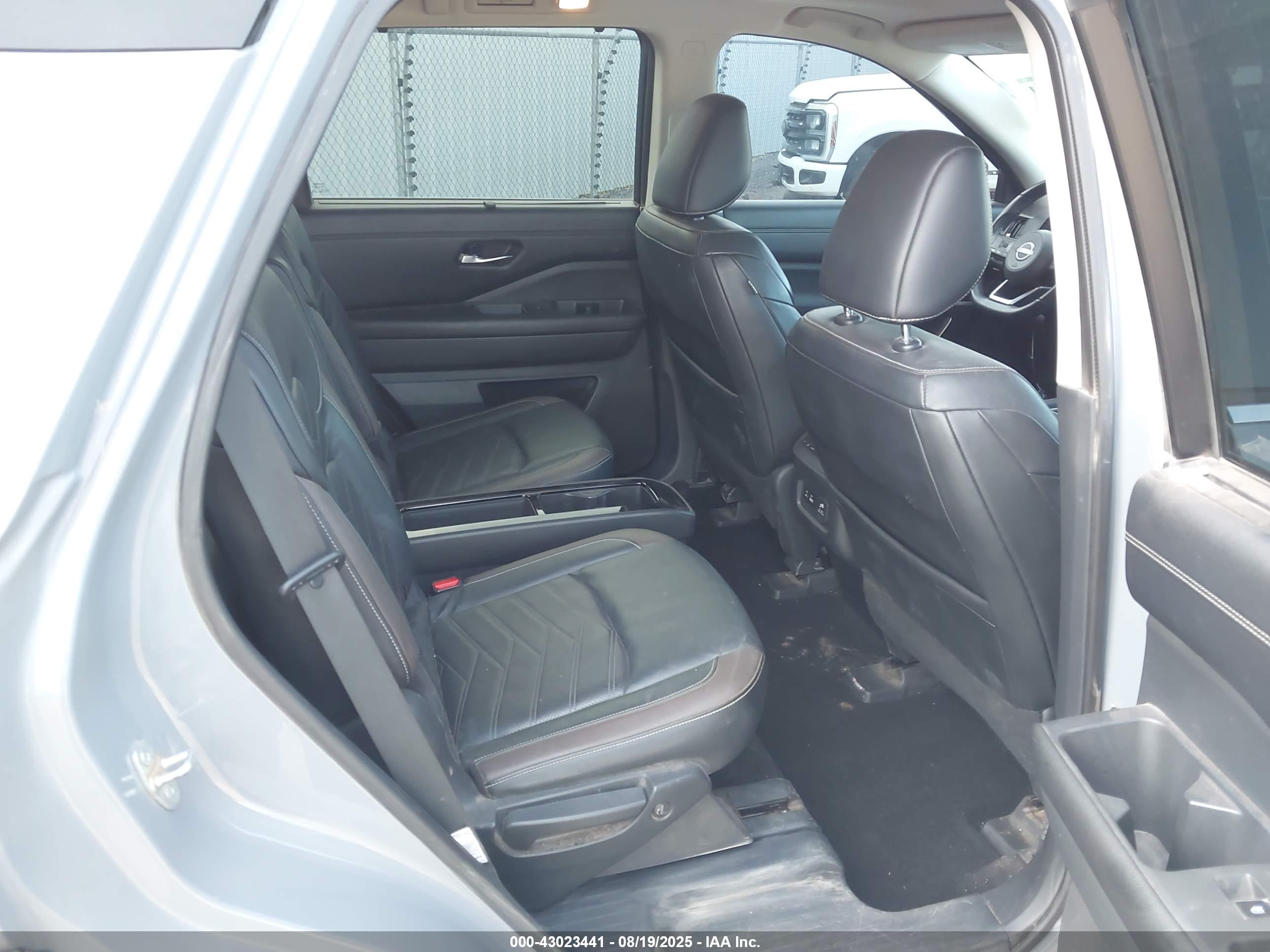 NISSAN PATHFINDER image 8