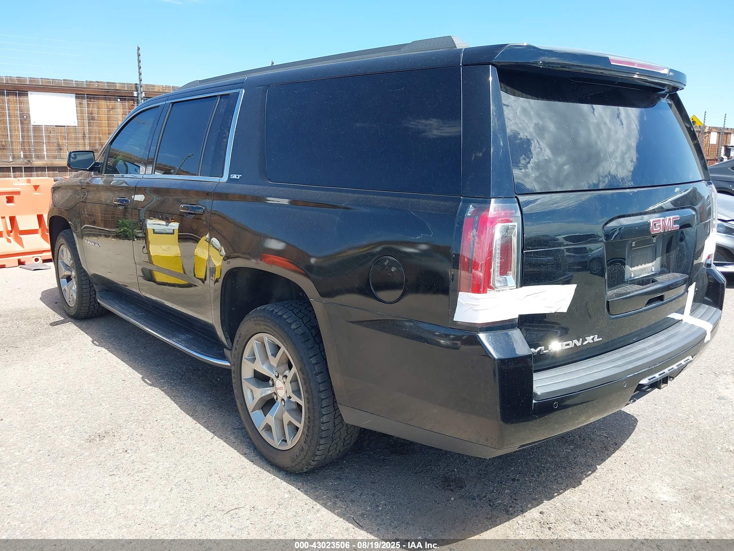 GMC YUKON image 3