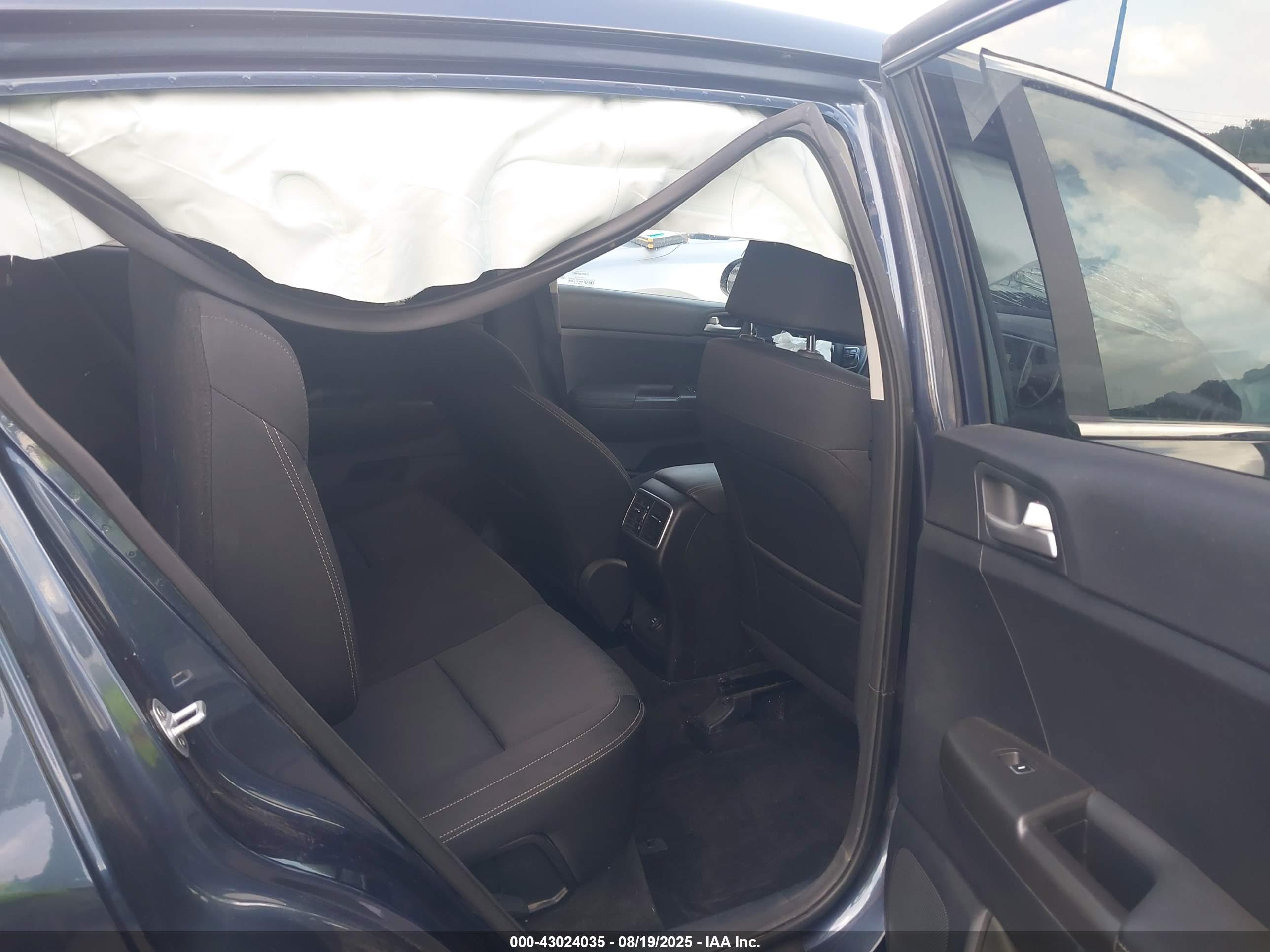 KIA SPORTAGE image 8