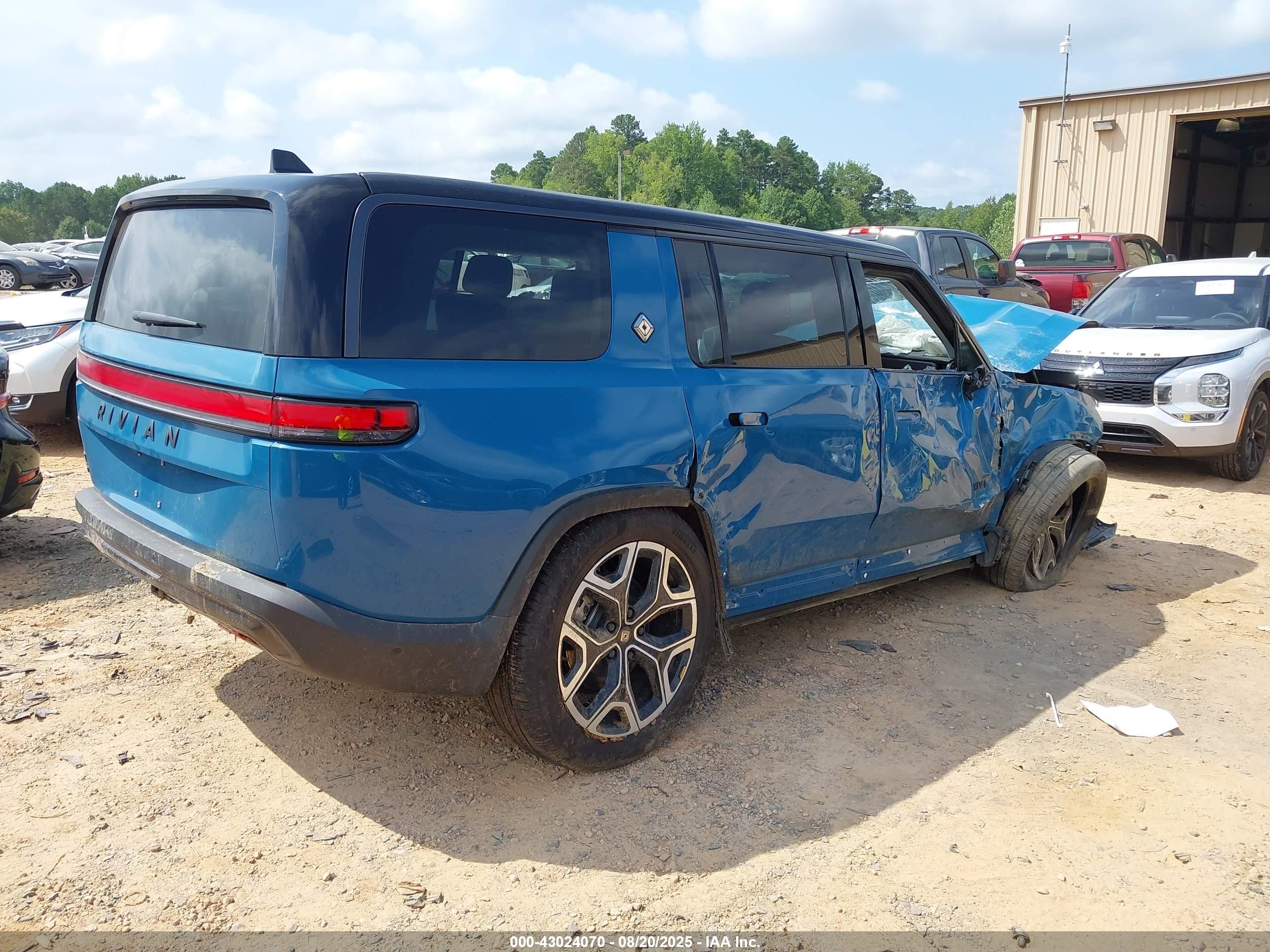 RIVIAN R1S image 4