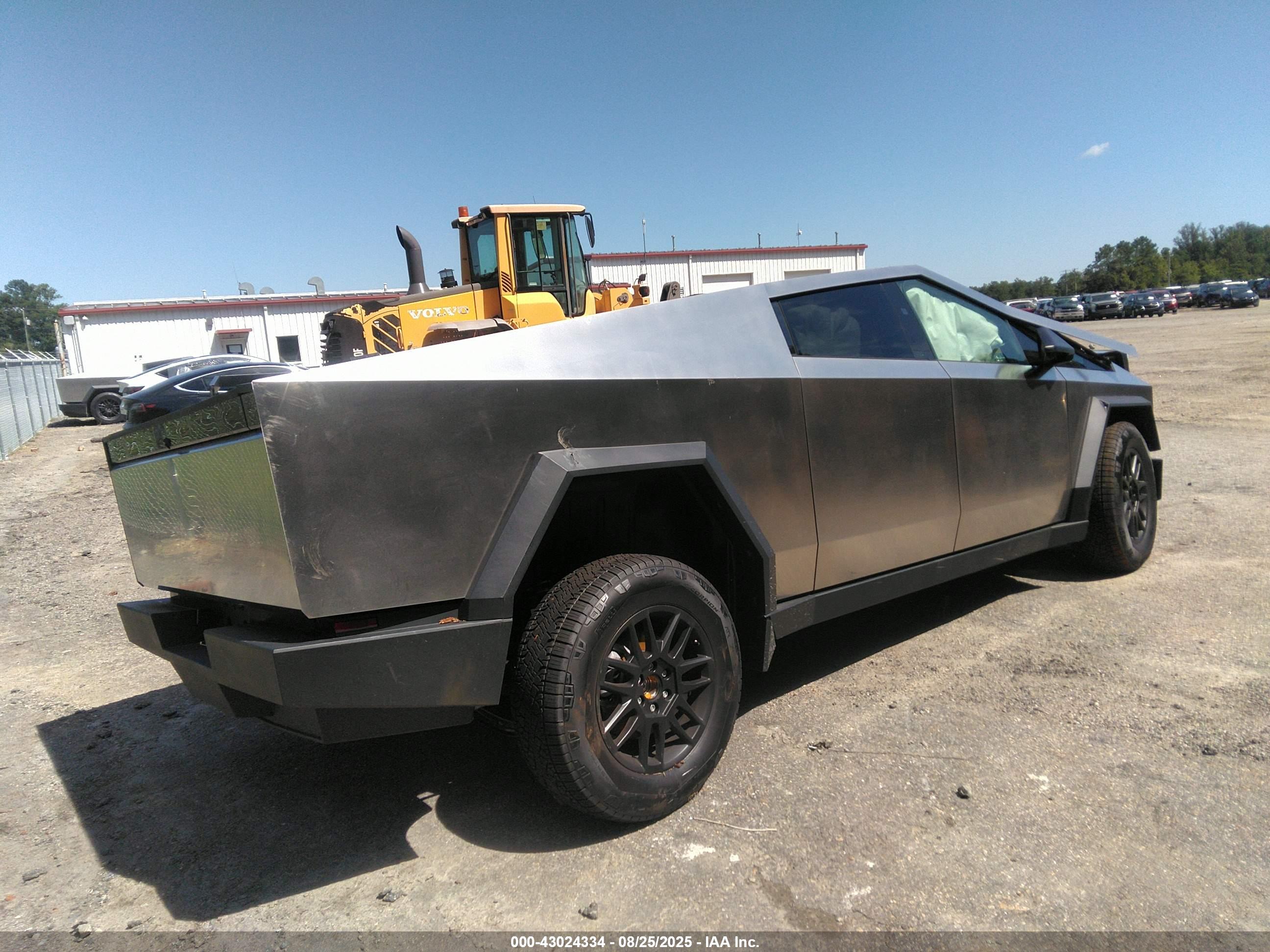 TESLA CYBERTRUCK image 4