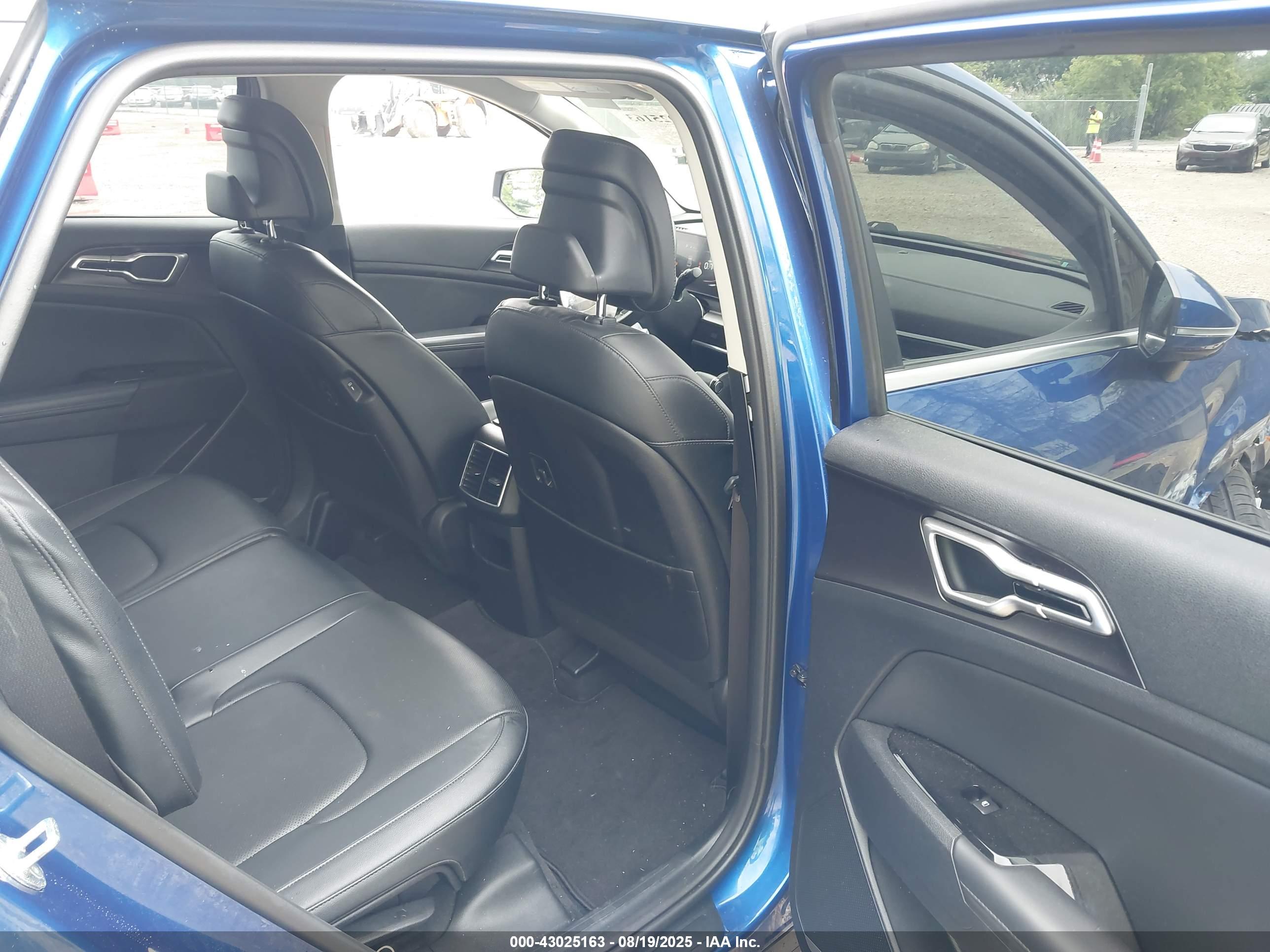 KIA SPORTAGE image 8