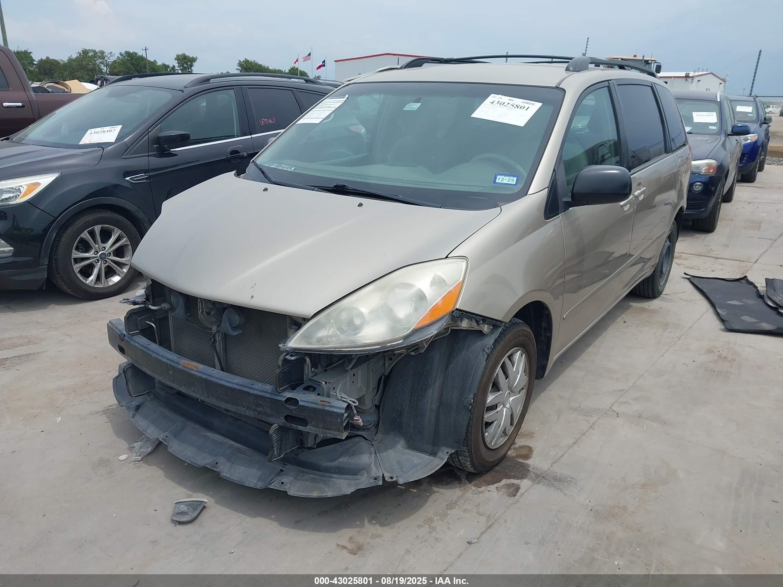 TOYOTA SIENNA image 2