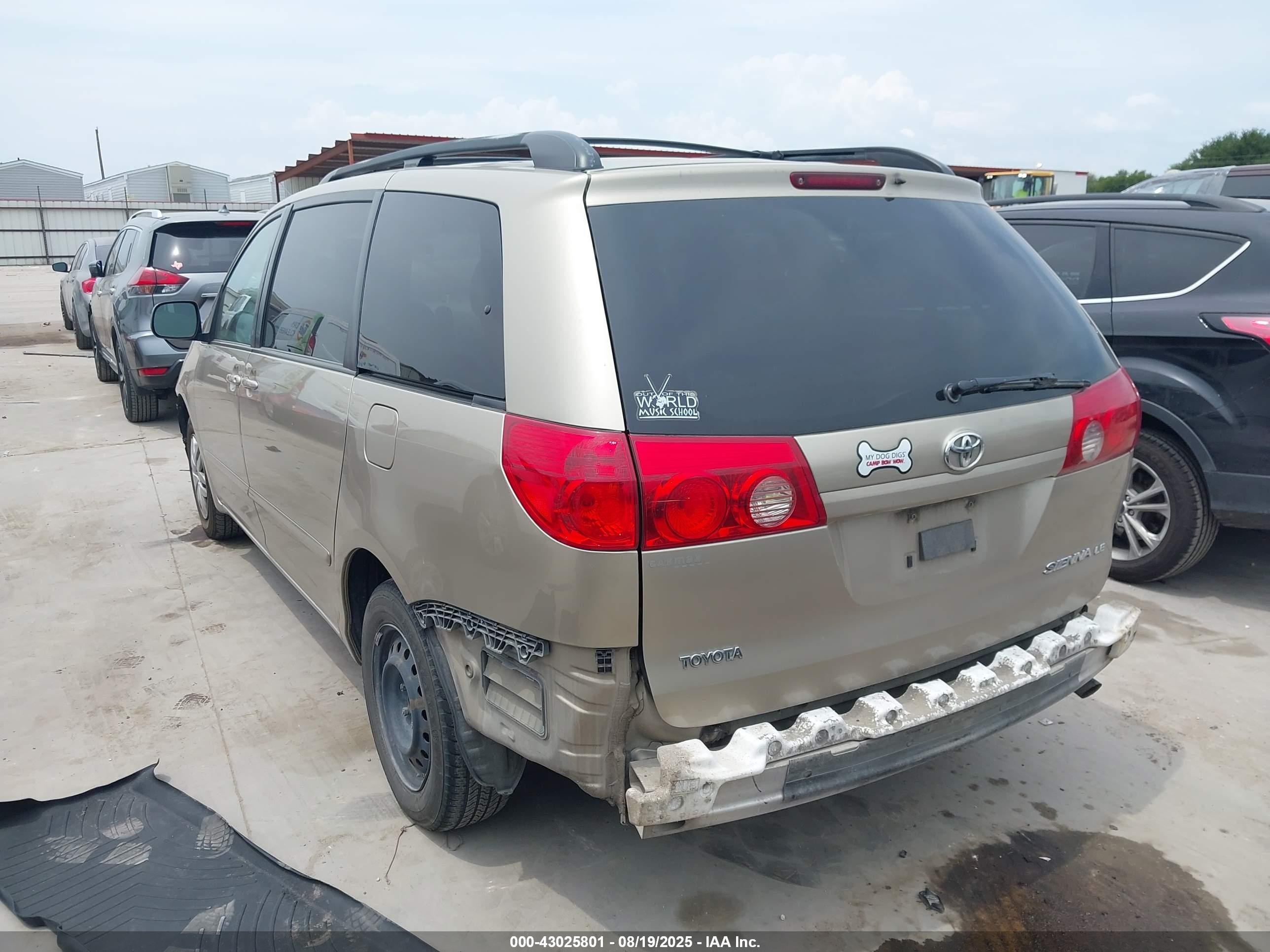 TOYOTA SIENNA image 3