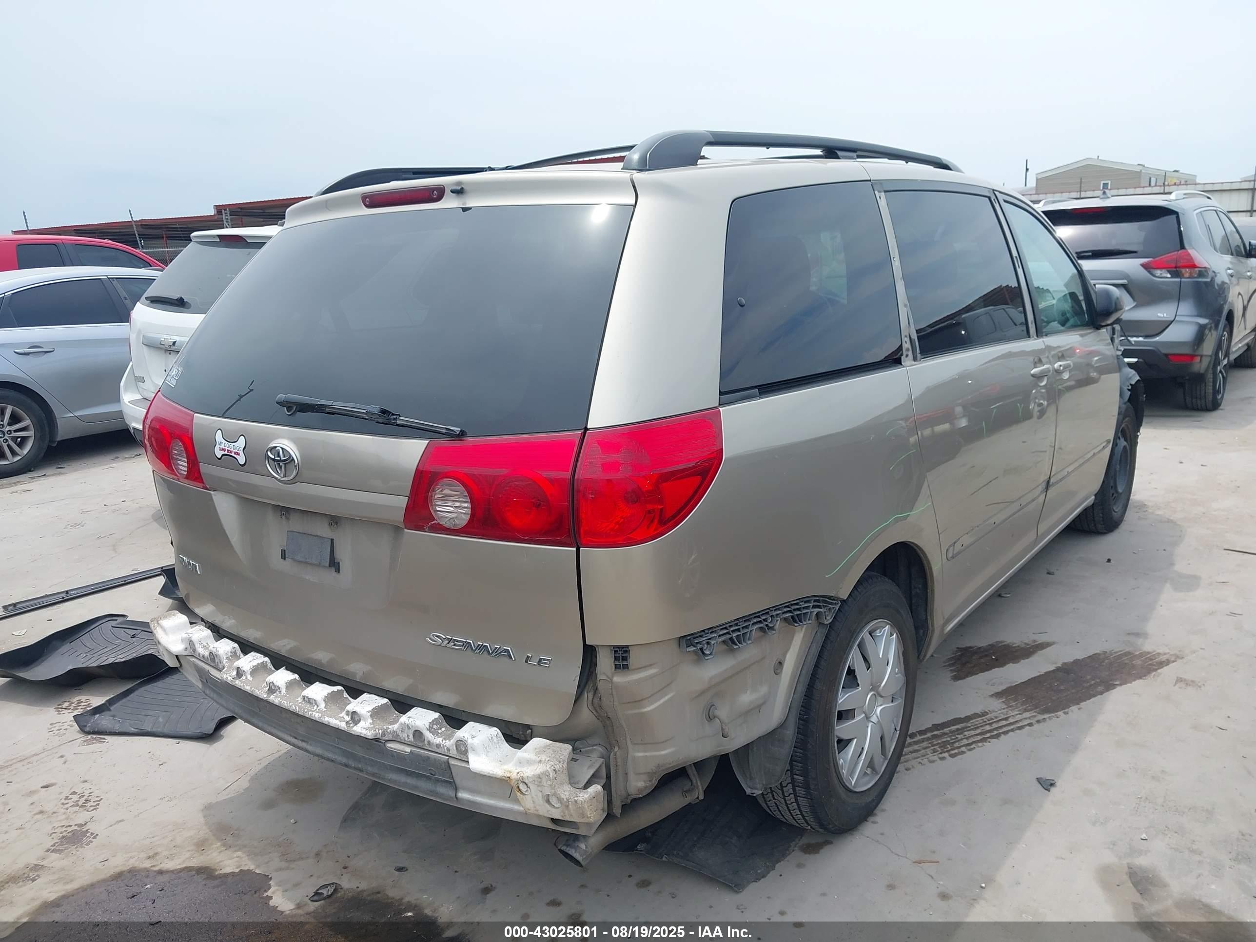 TOYOTA SIENNA image 4