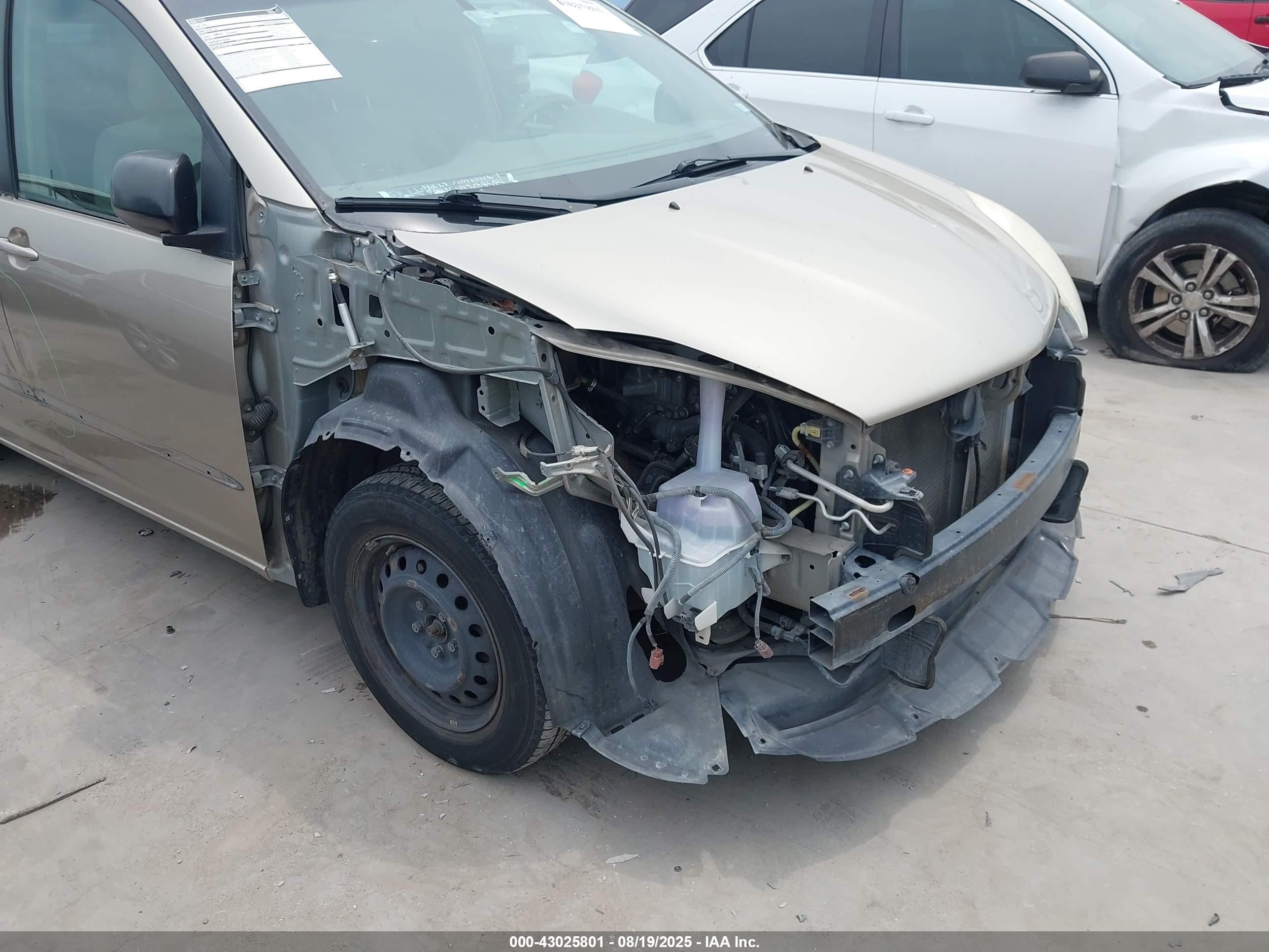 TOYOTA SIENNA image 6