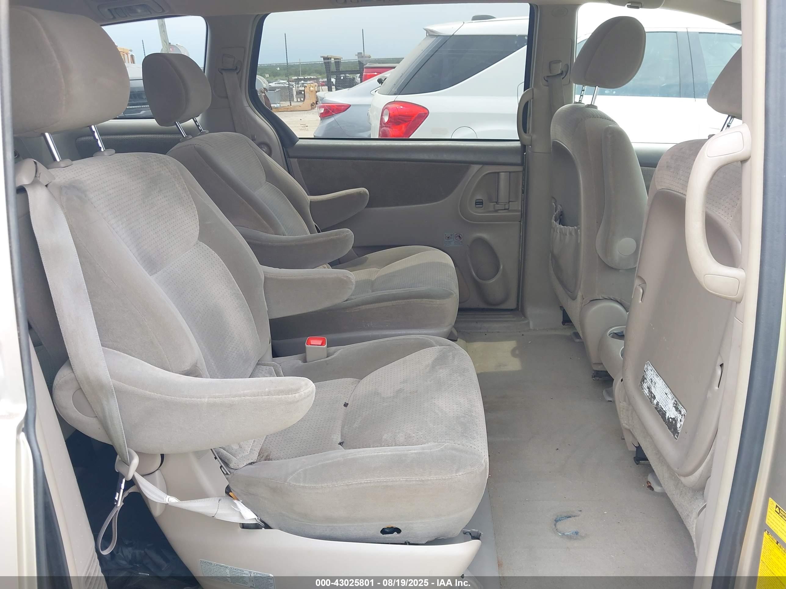 TOYOTA SIENNA image 8