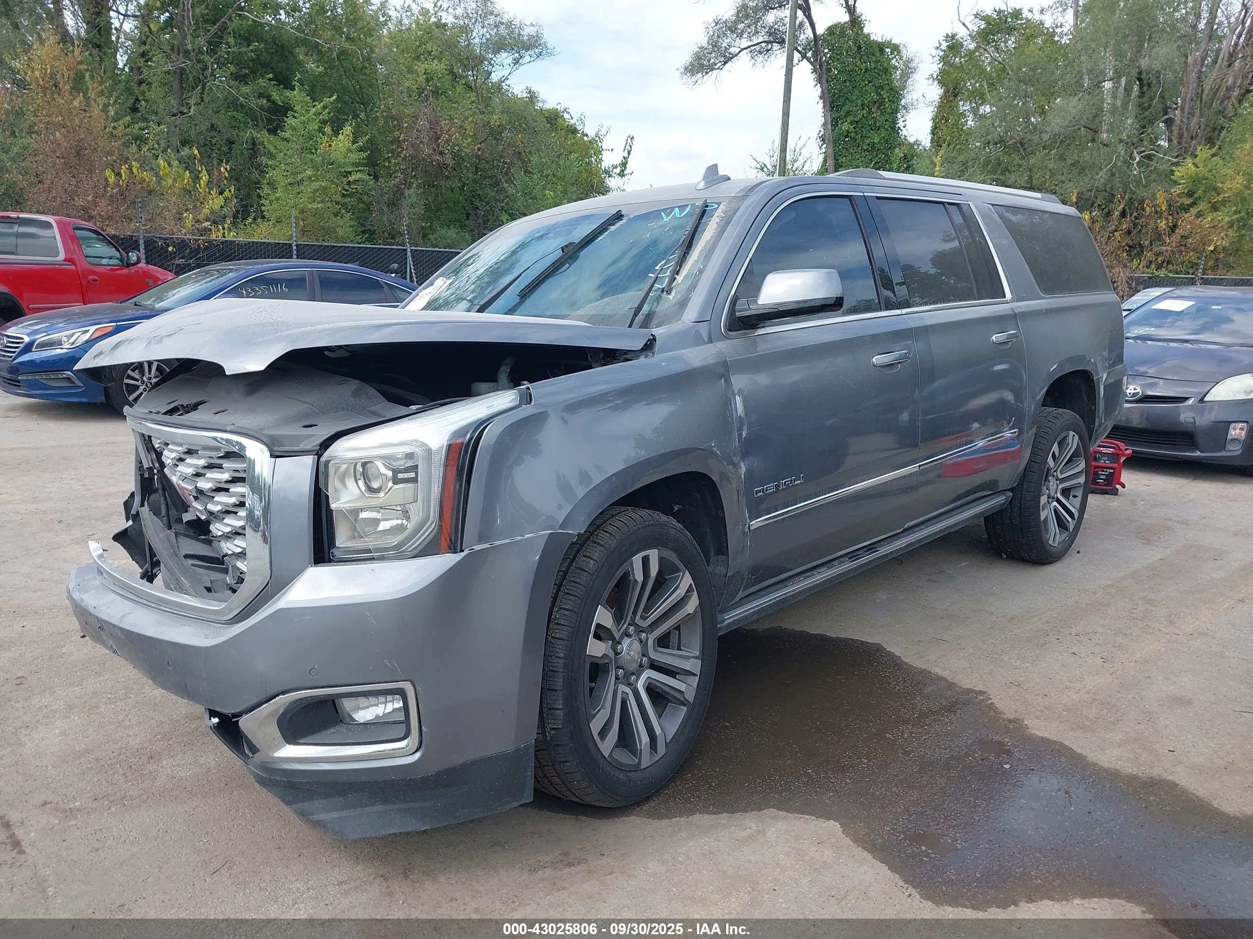 GMC YUKON image 2