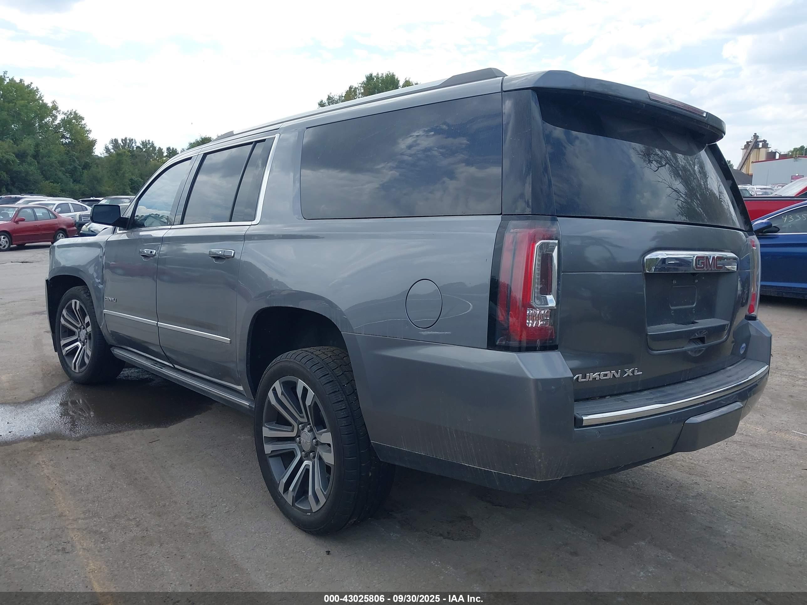 GMC YUKON image 3