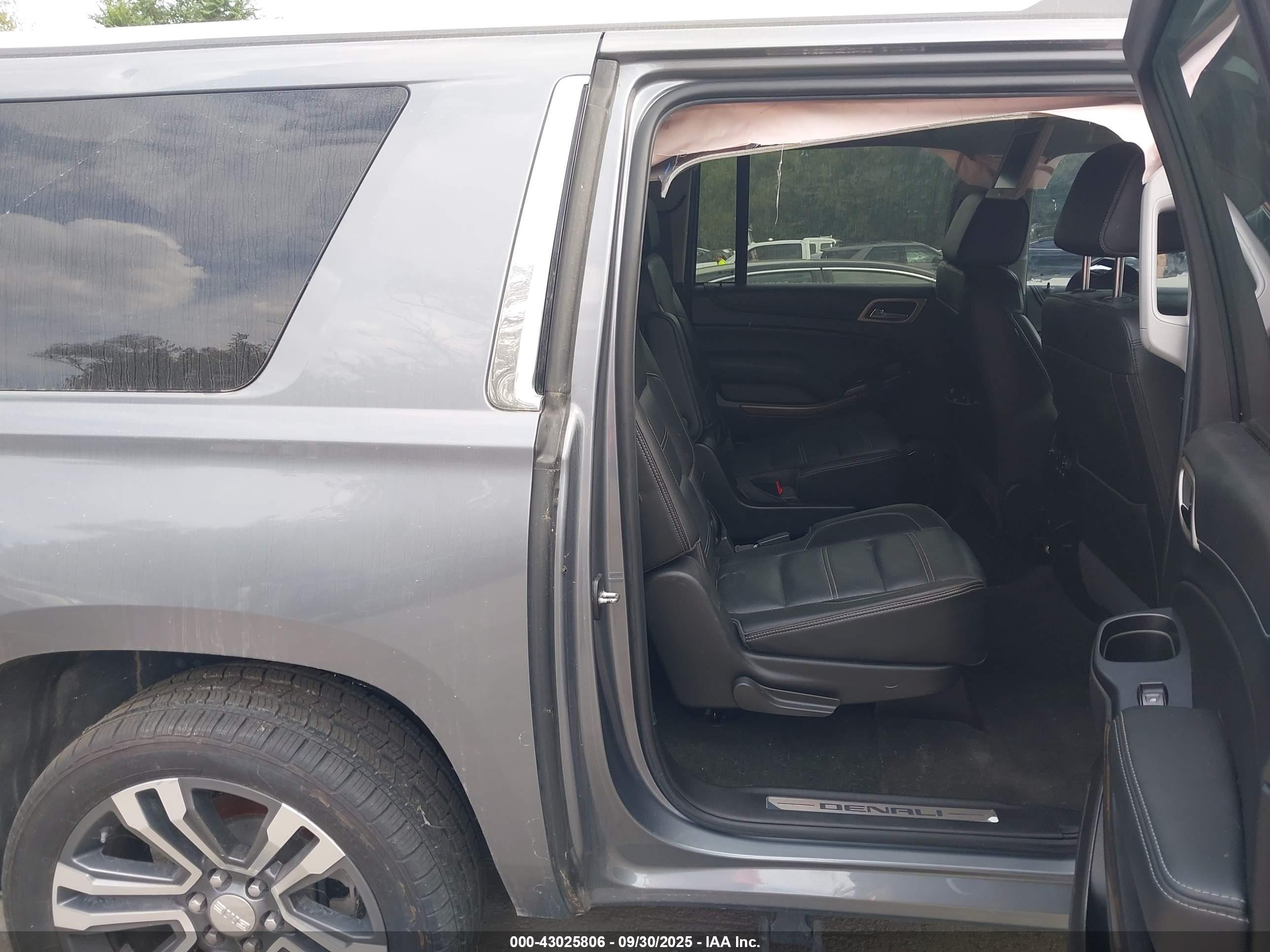 GMC YUKON image 8