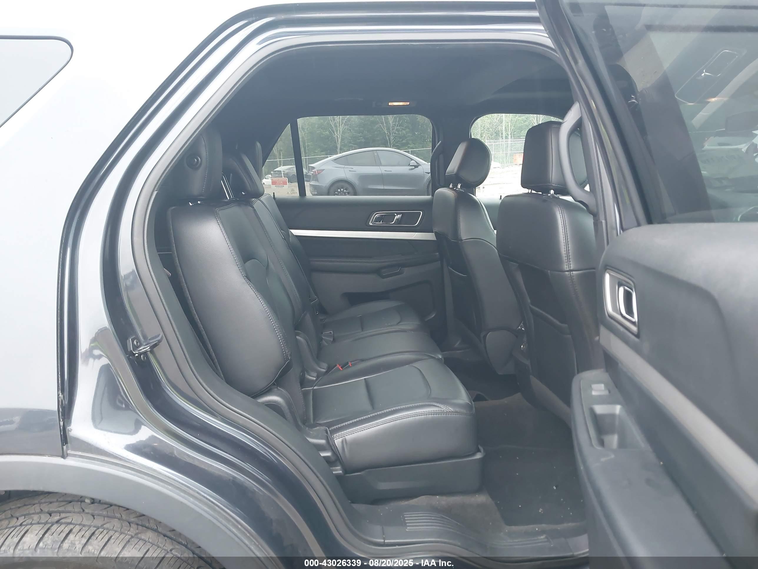 FORD EXPLORER image 8