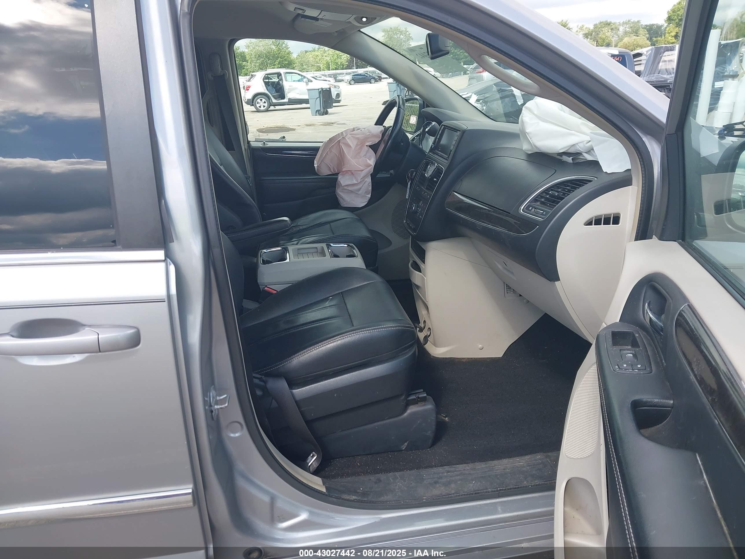 CHRYSLER TOWN image 5