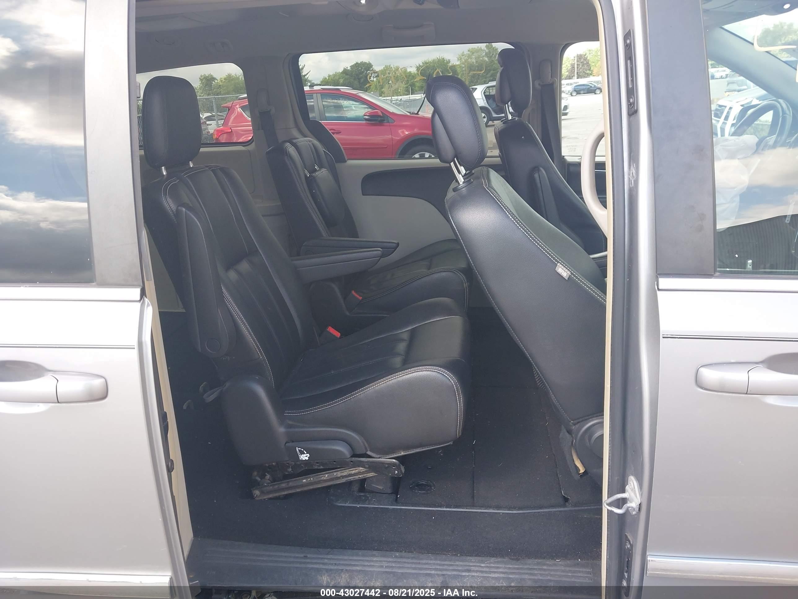 CHRYSLER TOWN image 8